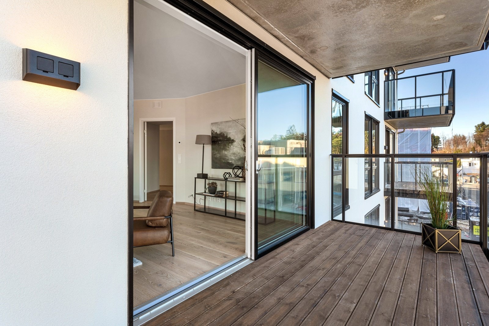 Leiligheten har overbygget balkong på ca. 10 kvm med ettermiddags- og kveldssol. Galleribilde