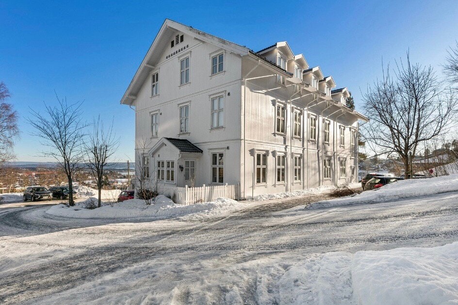 Pikeskolen ble oppført i 1891 som pensjonat og ble senere ombygget til leiligheter. Galleribilde