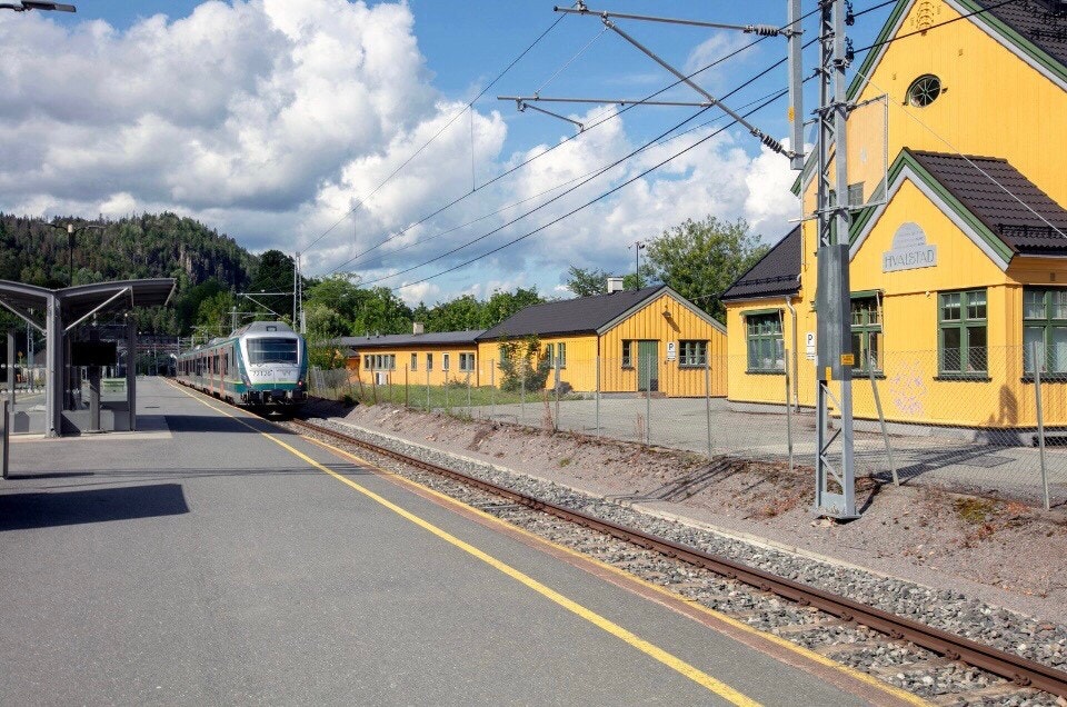 Hvalstad stasjon ligger kun 5 minutters gange unna leiligheten Galleribilde
