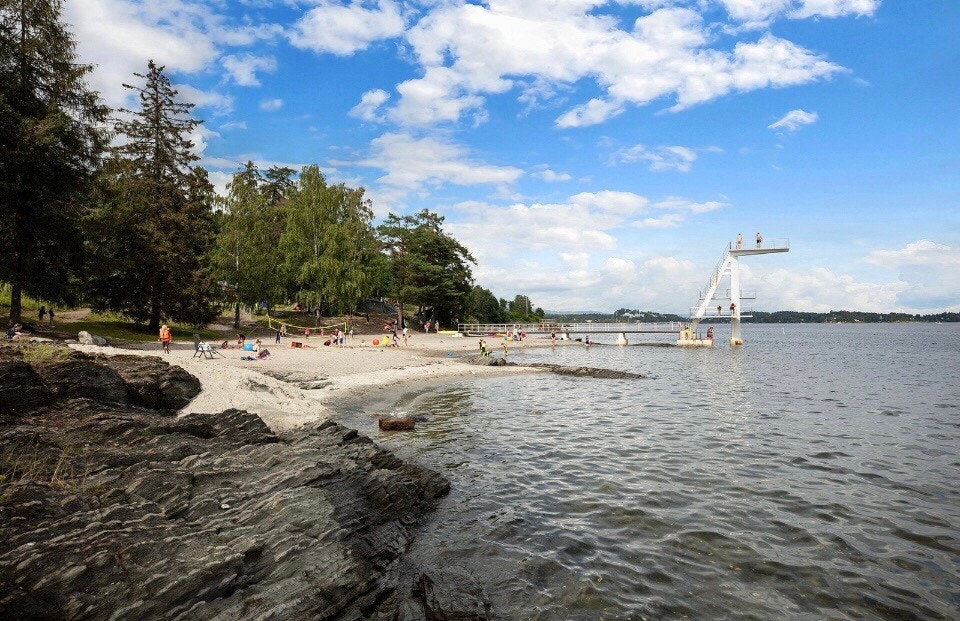 Hvalstrand bad ligger også i nærheten, med hyggelige strender og stupetårn. Galleribilde