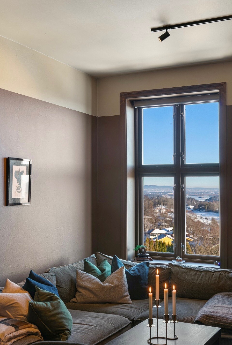 Hyggelig stue, med utsikt! Leiligheten skal males, så veggene får en annen farge enn på bildet her. Galleribilde