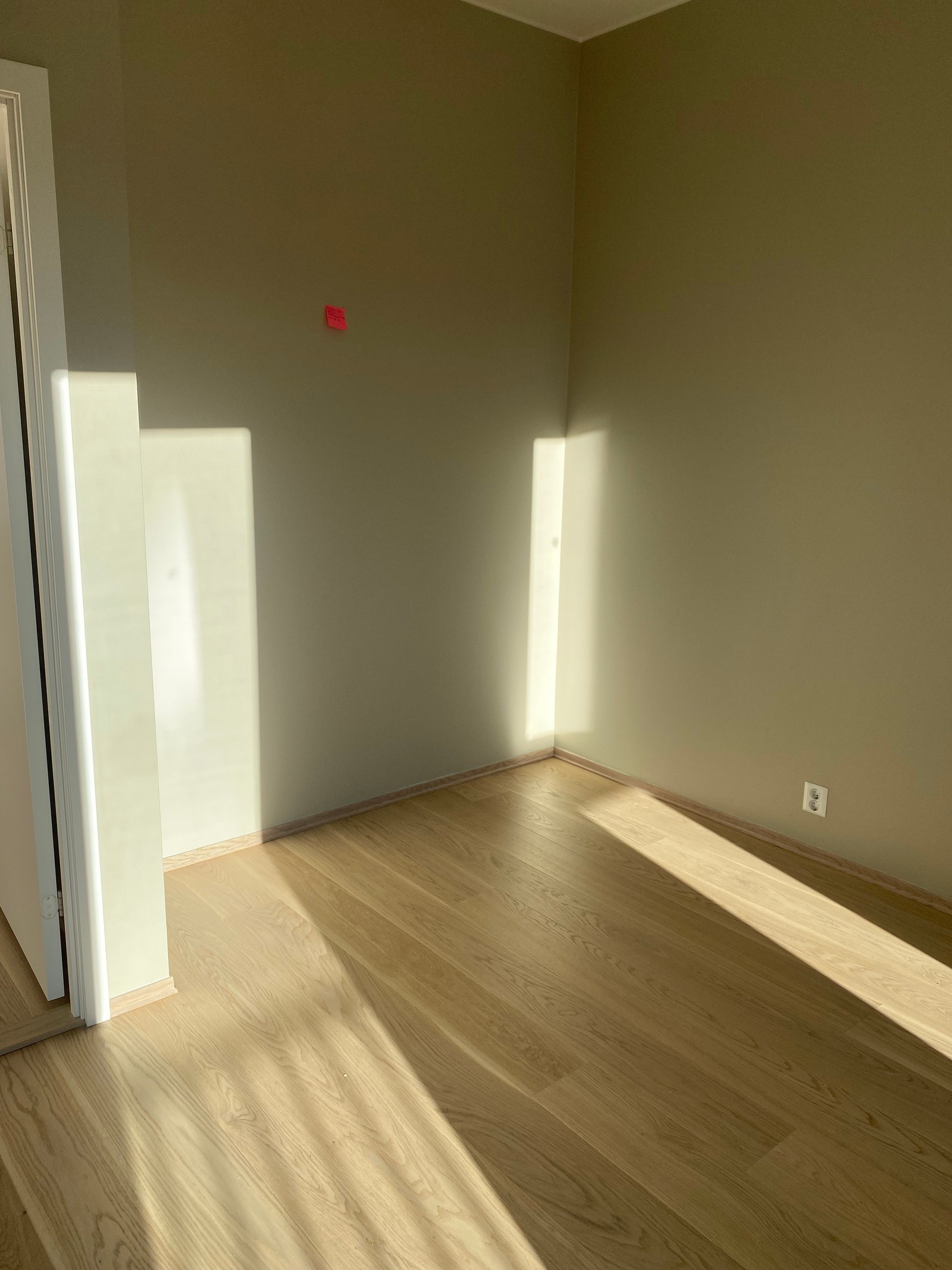 Master Bedroom, 11 m2, med lystette persienner, garderobeskap vil monteres på vegg med rød post-it lapp Galleribilde