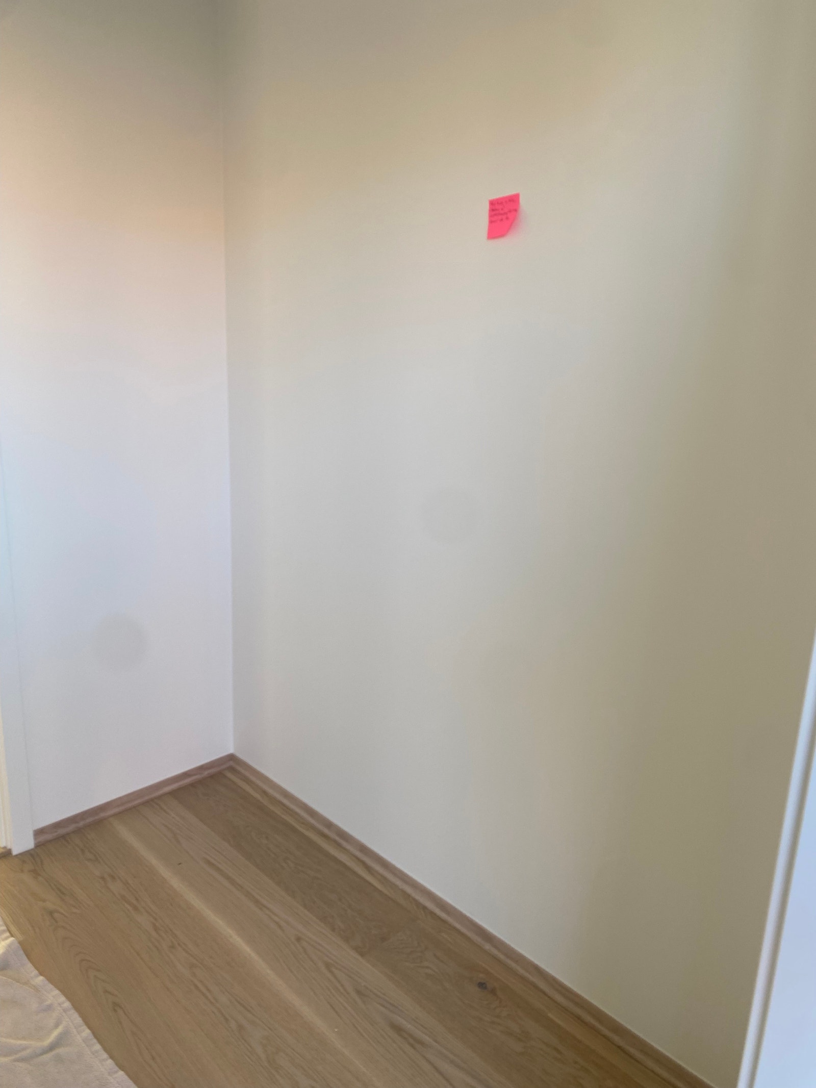 Entre, 4 m2, garderobeskap vil monteres på vegg med rød post-it lapp. Galleribilde