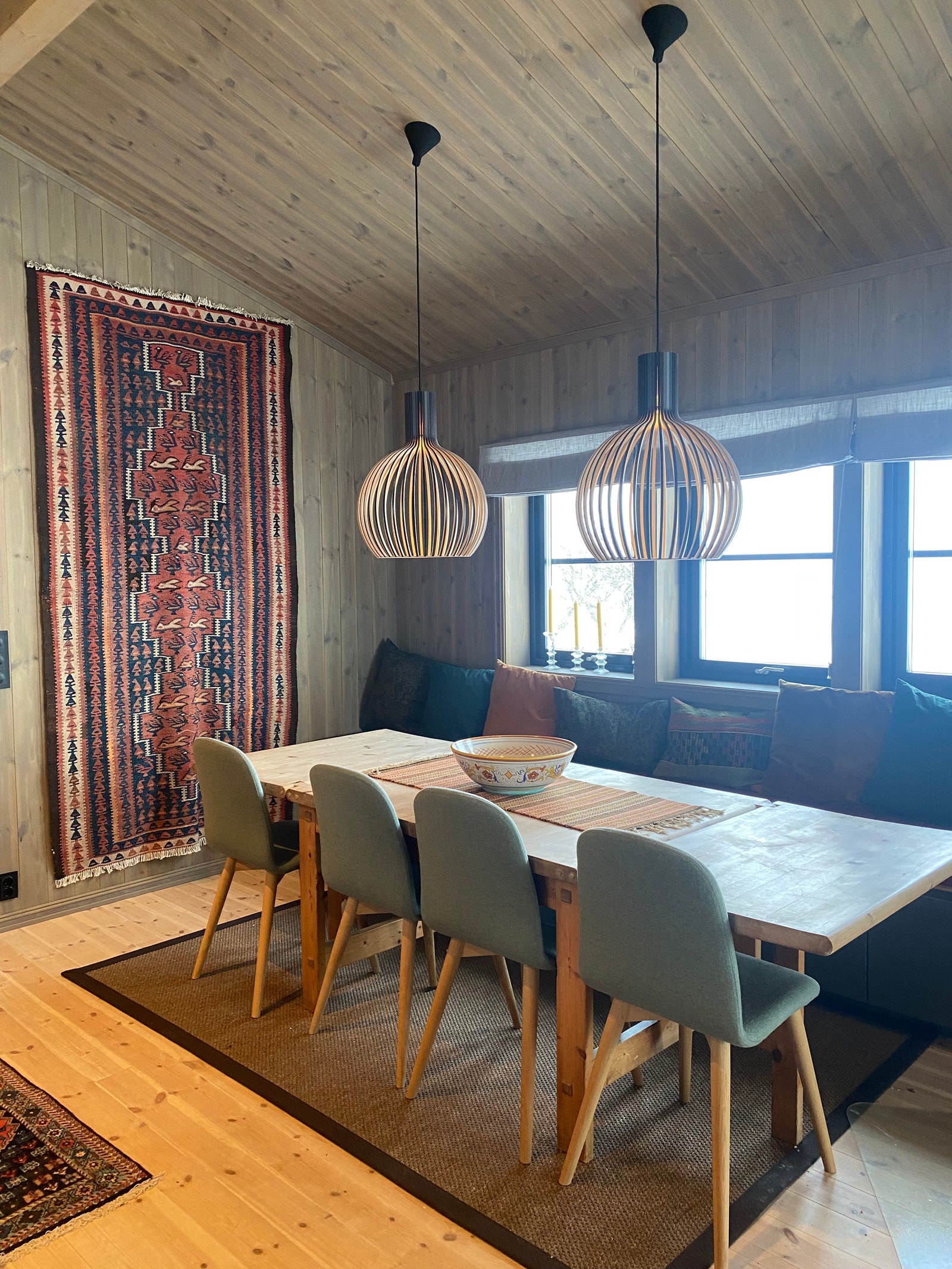 Spisebord med plass til 10 personer. Perfekt for familie, venner og et godt måltid Galleribilde