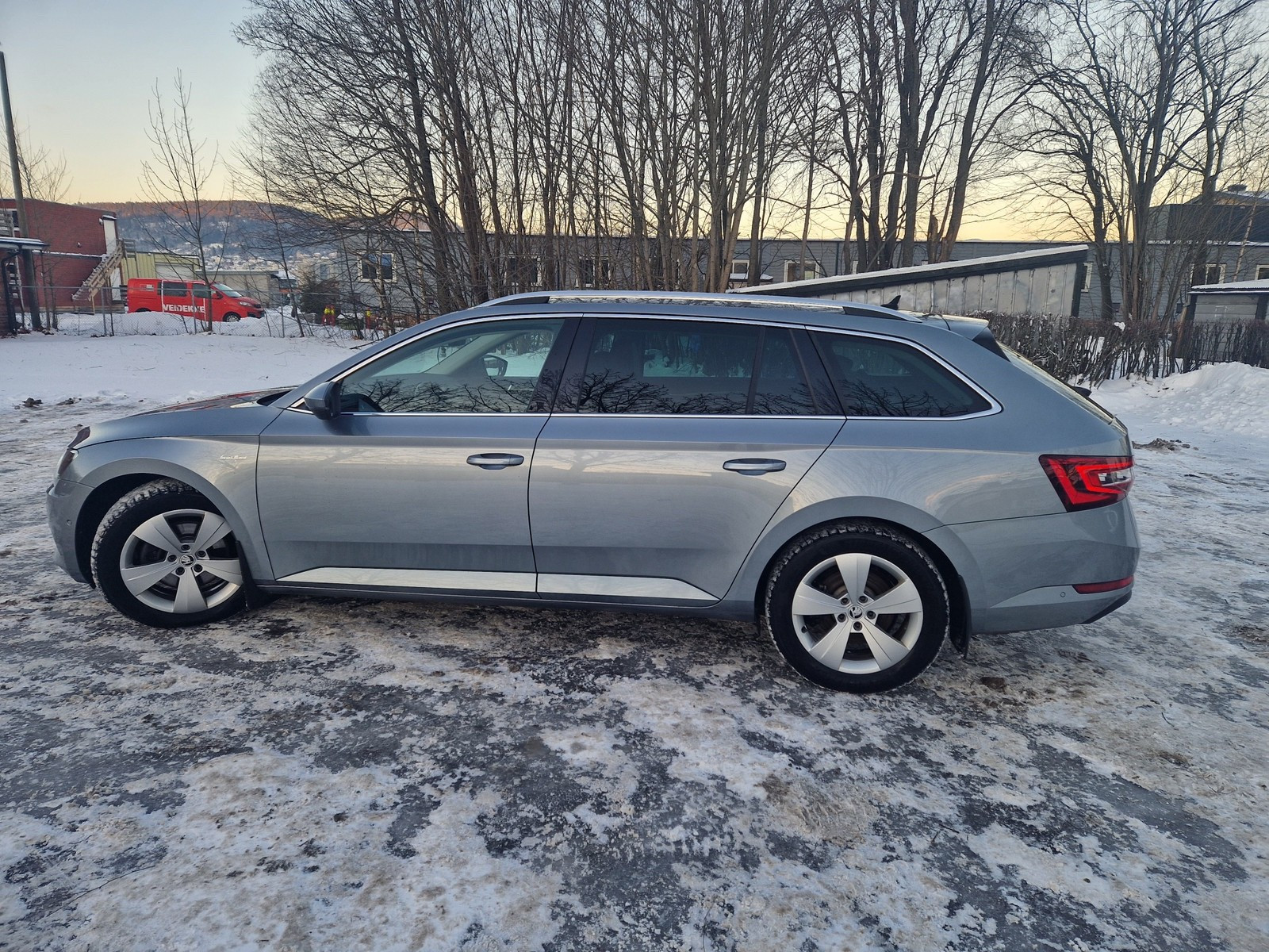 Skoda Superb 190hk 4x4 L&K Skinn|Acc|Webasto|Kamera|Navi|Hengerfeste 3