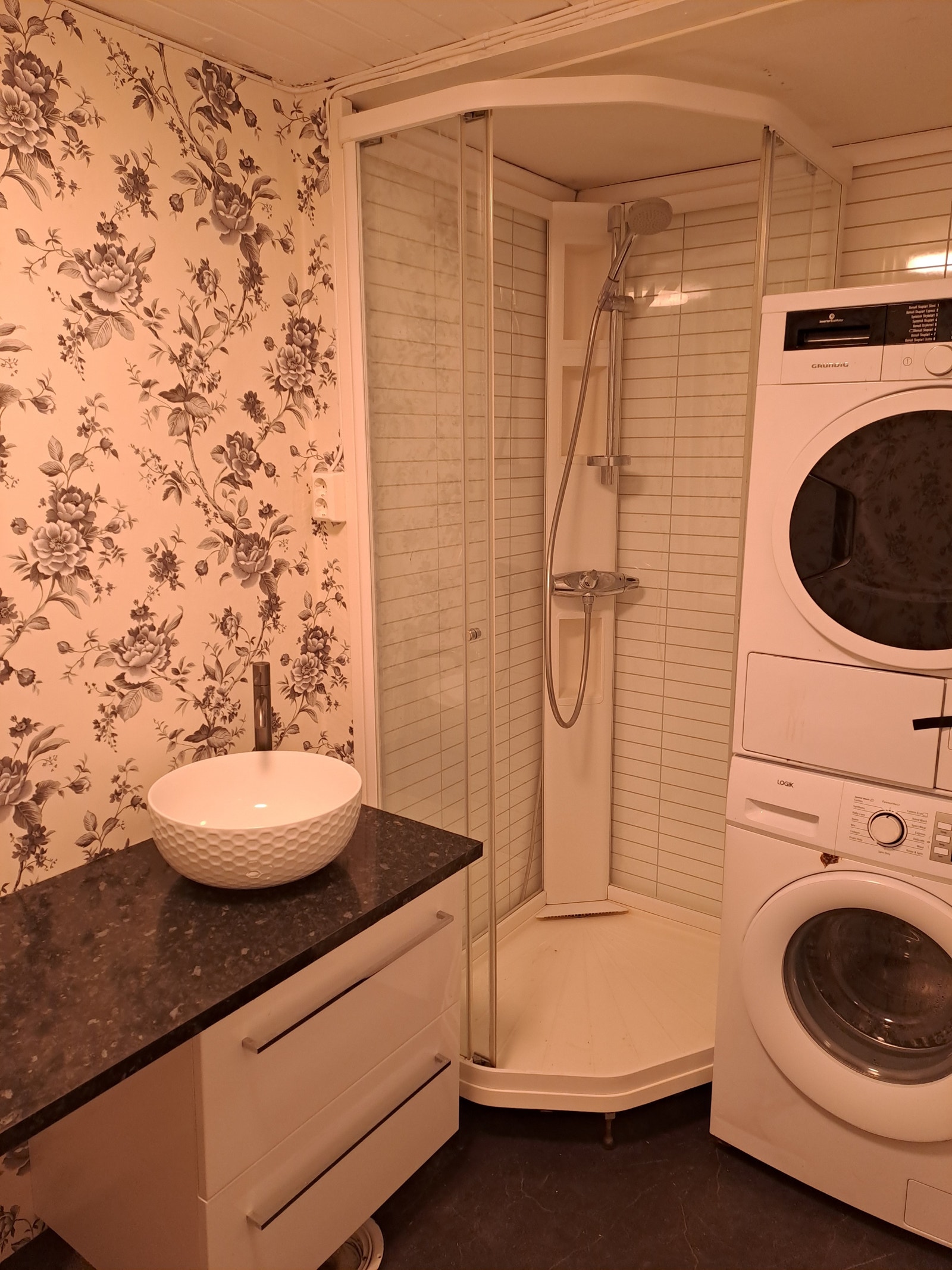 Nytt bad med dusj, vaskemaskin og tørketrommel Galleribilde