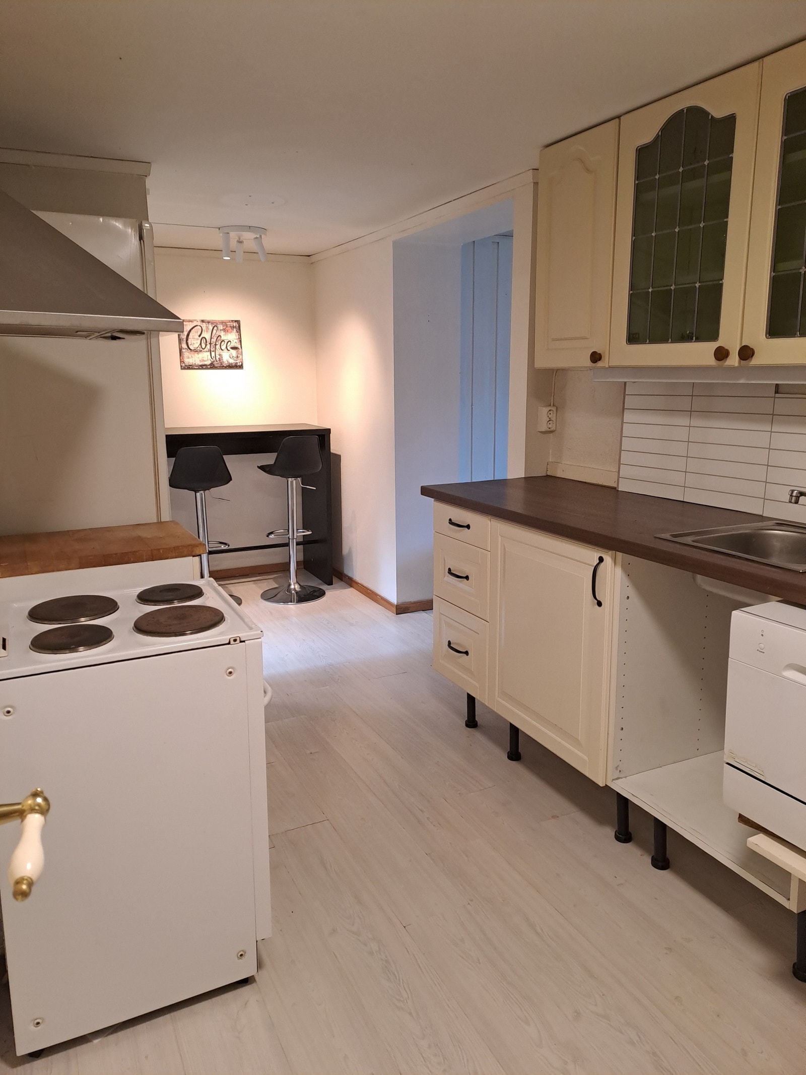 Ett romslig, men litt slitent kjøkken Galleribilde