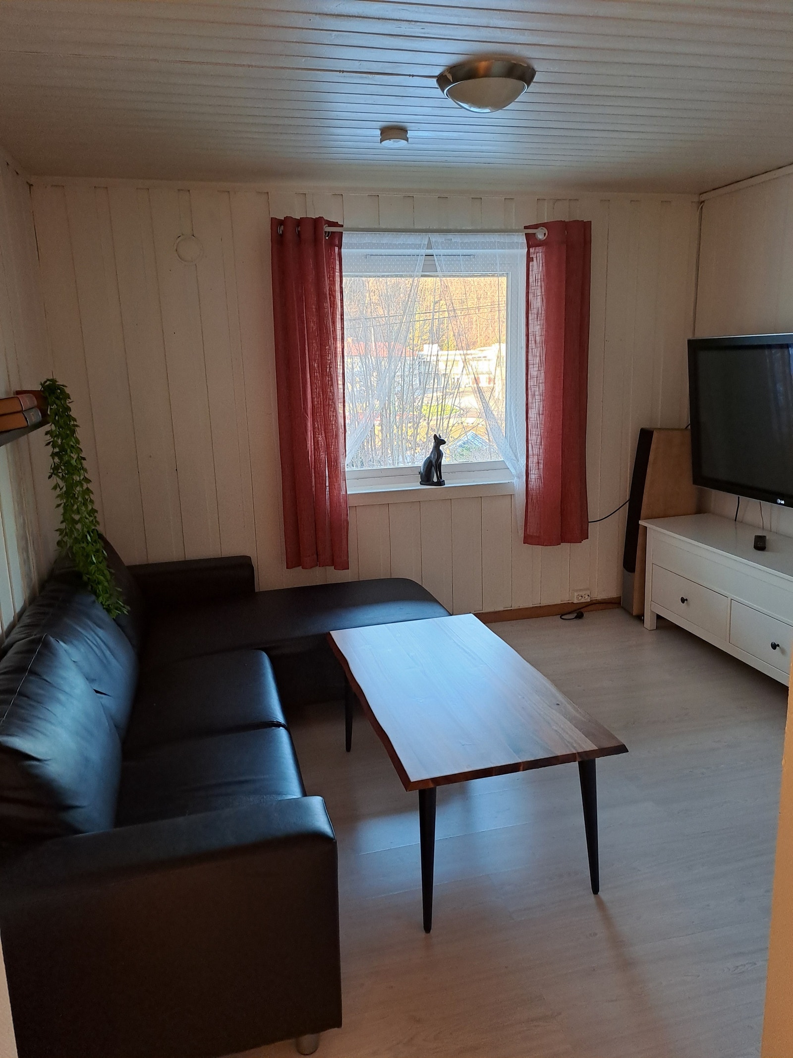 Stue med vedovn Galleribilde