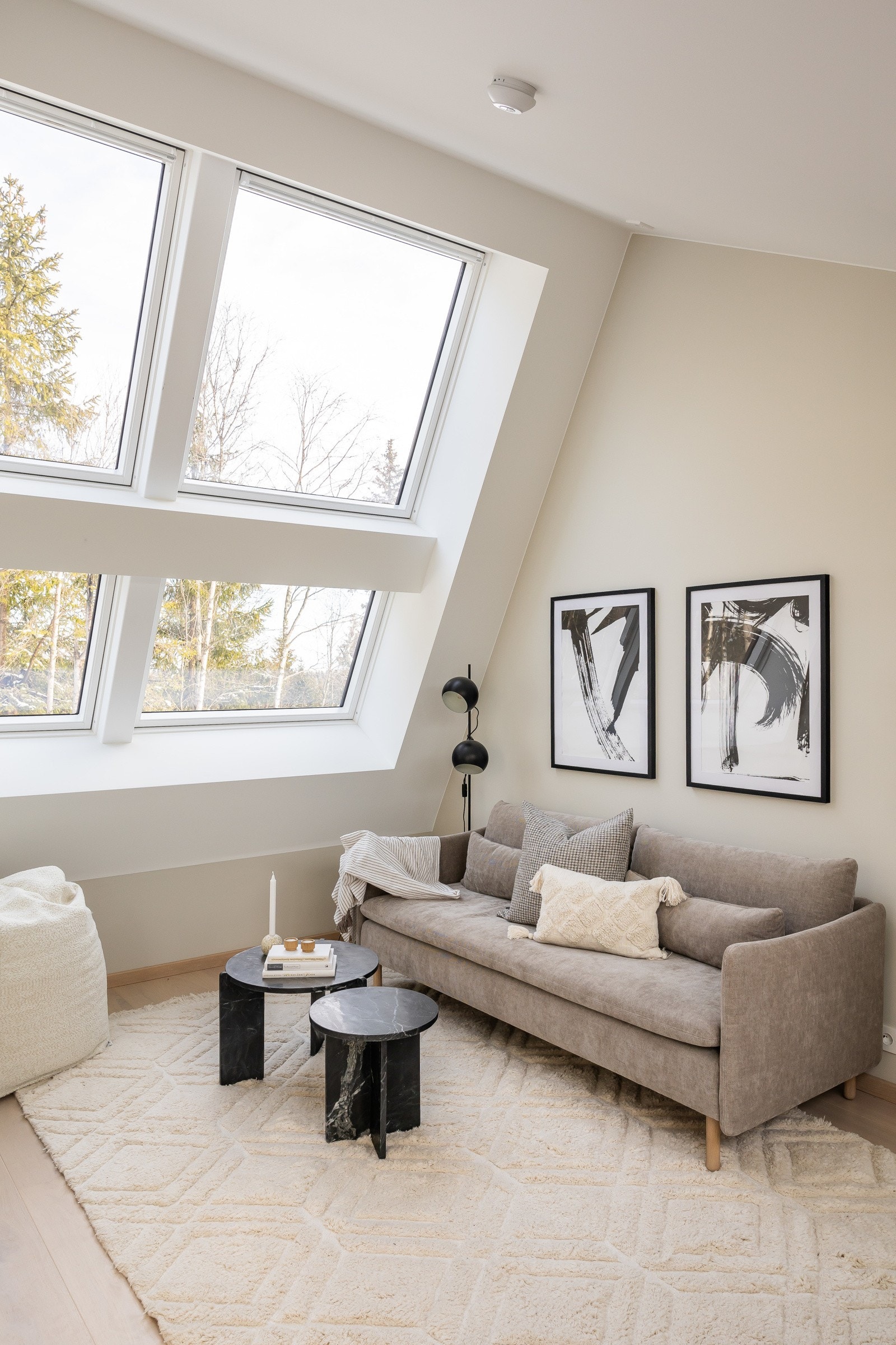 Lys loftsstue i rekkehusene, her er det over tre meters takhøyde på det høyeste, foto fra Ullveien 60. Galleribilde