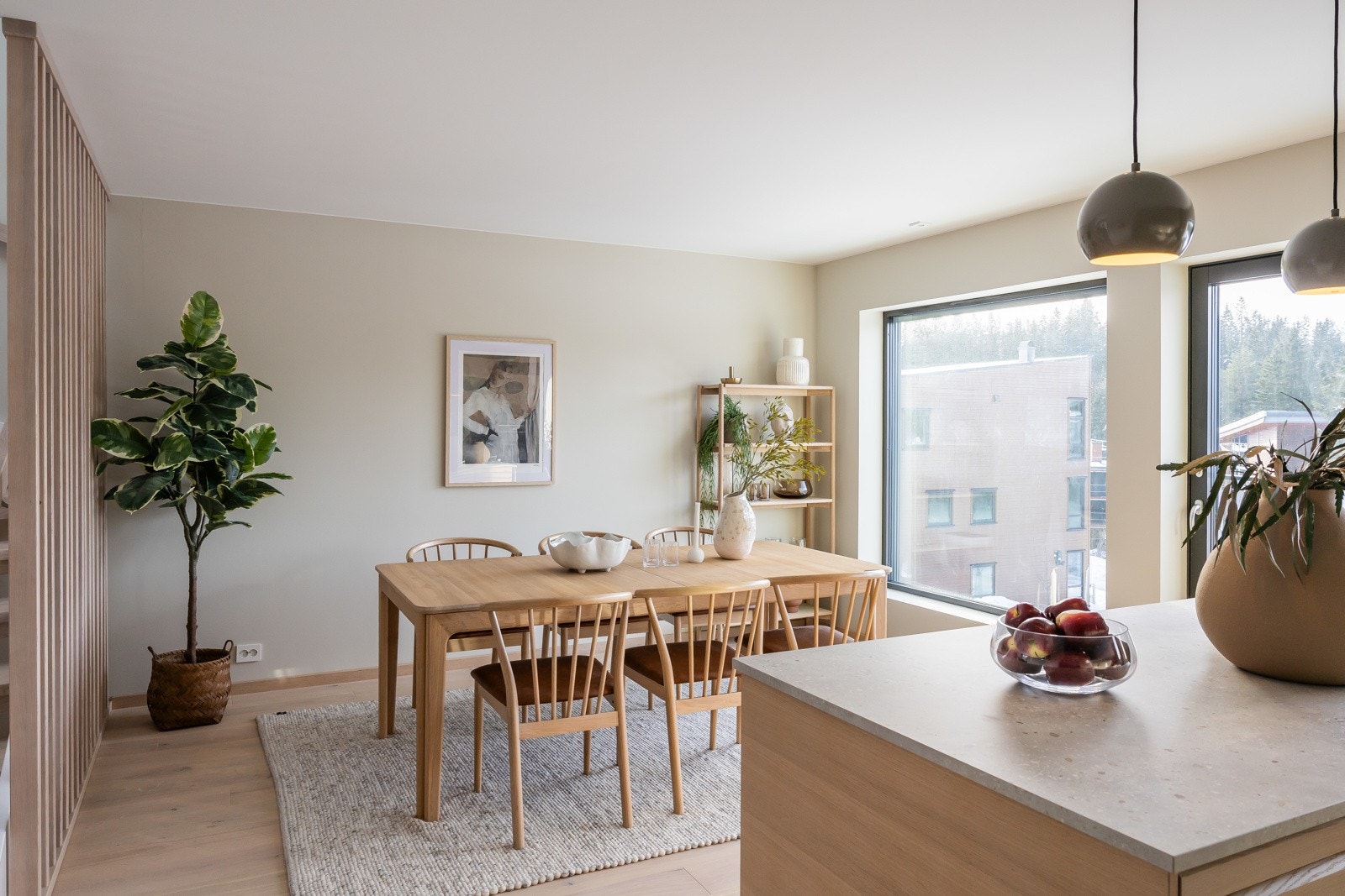 Flere av vinduene har elektriske screens. Foto fra rekkehus 1017 / Ullveien 60. Galleribilde