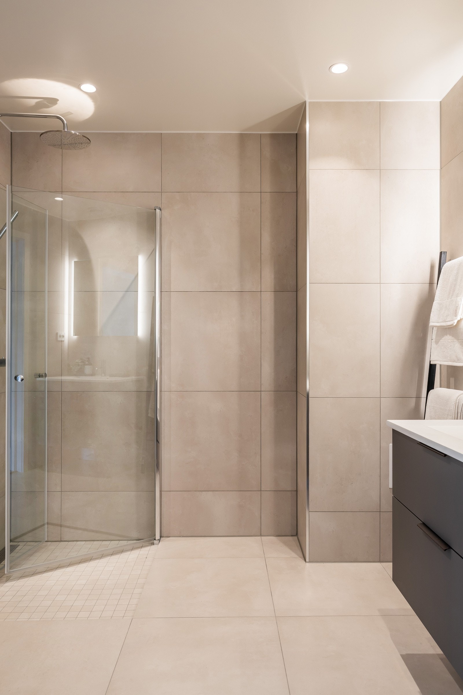 Bad 2 er innredet med samme materialer som bad 1, foto fra Ullveien 60 Galleribilde