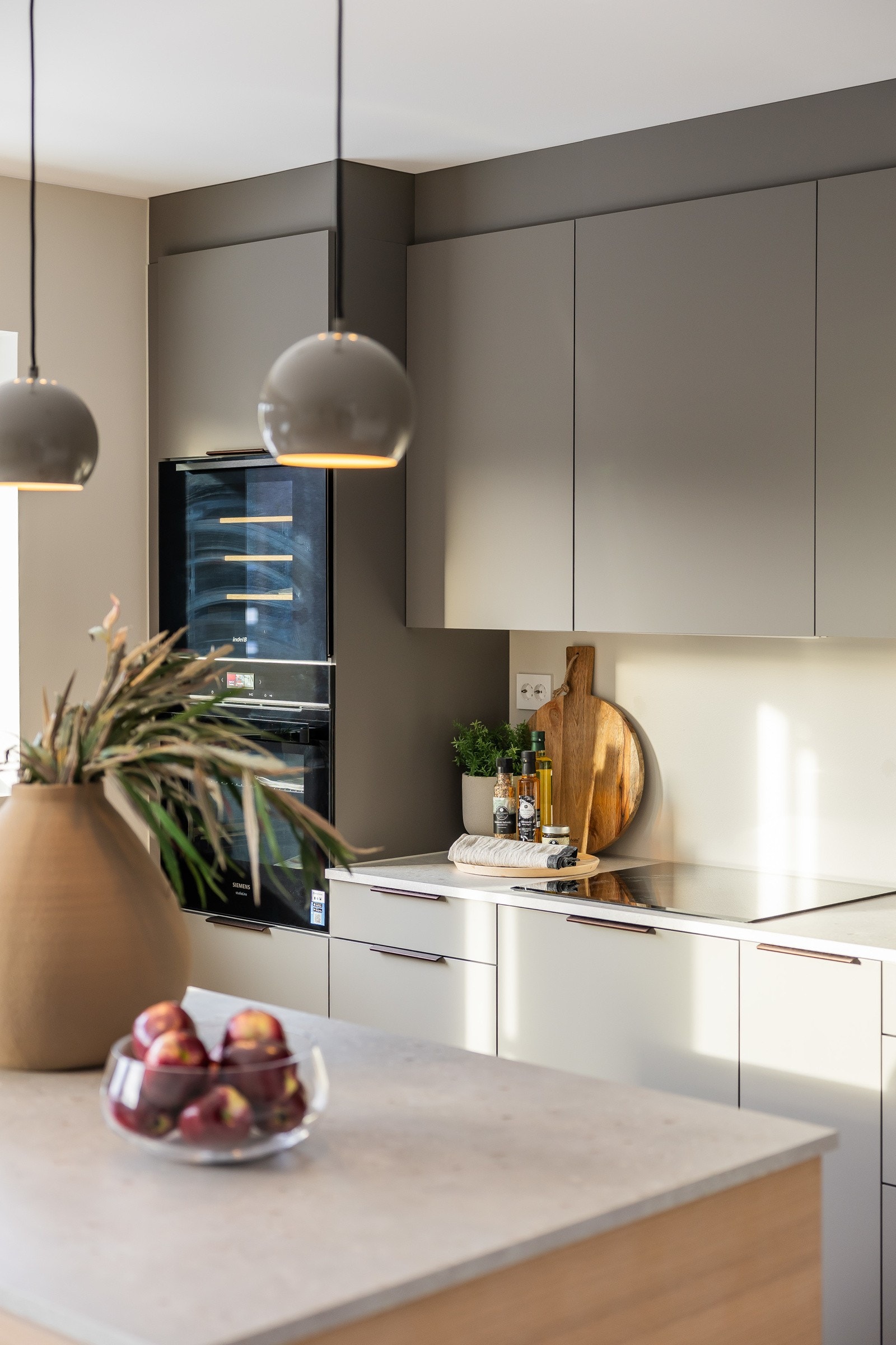 Integrerte hvitevarer, her ser du vinskap og komfyr (med pyrolyse), i tillegg er det kjøl- og fryseskap, oppvaskmaskin og steketopp, foto fra Ullveien 60 / rekkehus 1017 Galleribilde