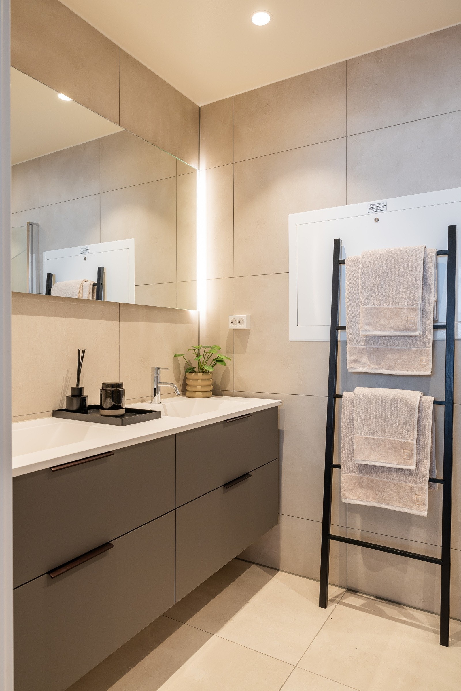 Bad 1 ligger innenfor hovedsoverommet og har dobbel servant med skuffer under, vegghengt toalett og dusj med regfallsdusj med lekker sluklist og innfellbare dusjdører. Foto fra Ullveien 60 Galleribilde