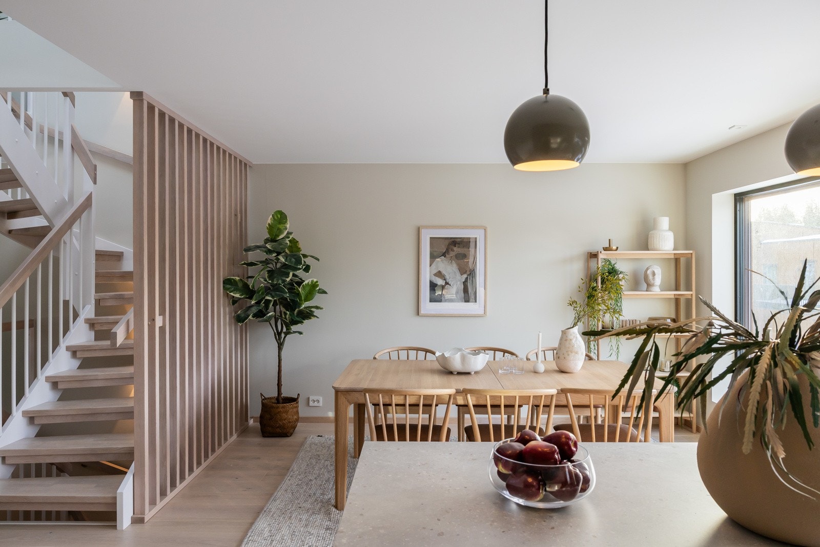 Romslige kjøkken med plass for både hverdag og fest, foto fra rekkehus 1017 / Ullveien 60. Galleribilde