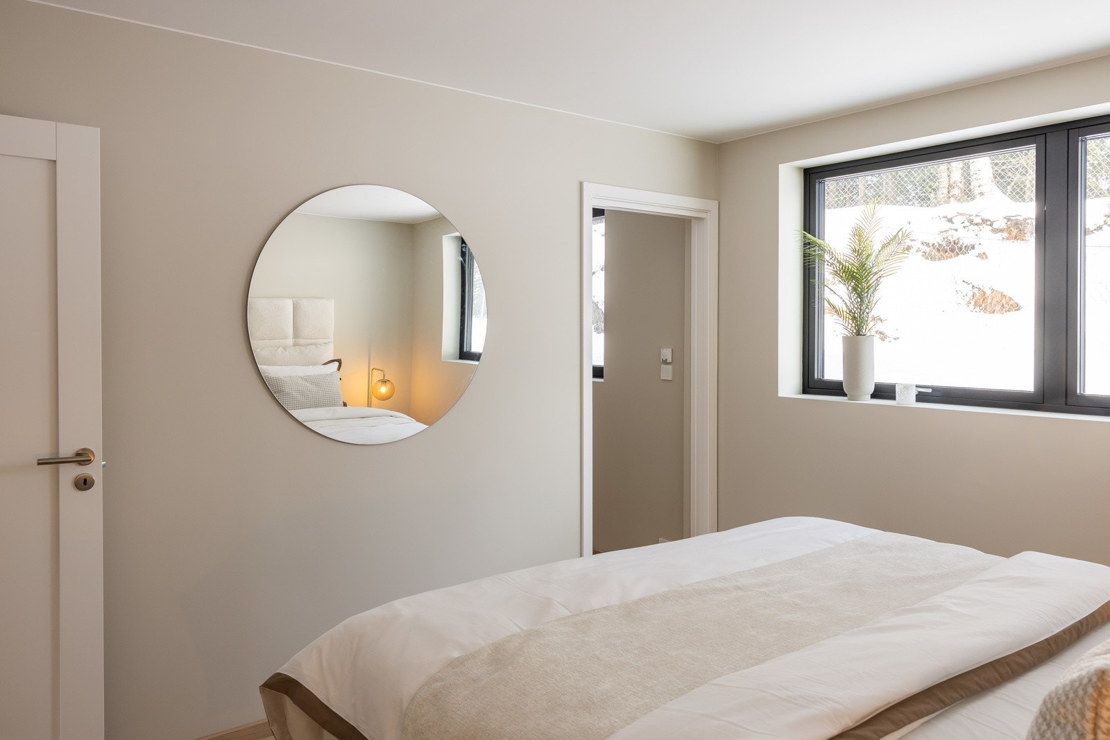 Fra hovedsoverommet er det rett inn i omkledningsrommet før badet. Foto fra Ullveien 60. Galleribilde