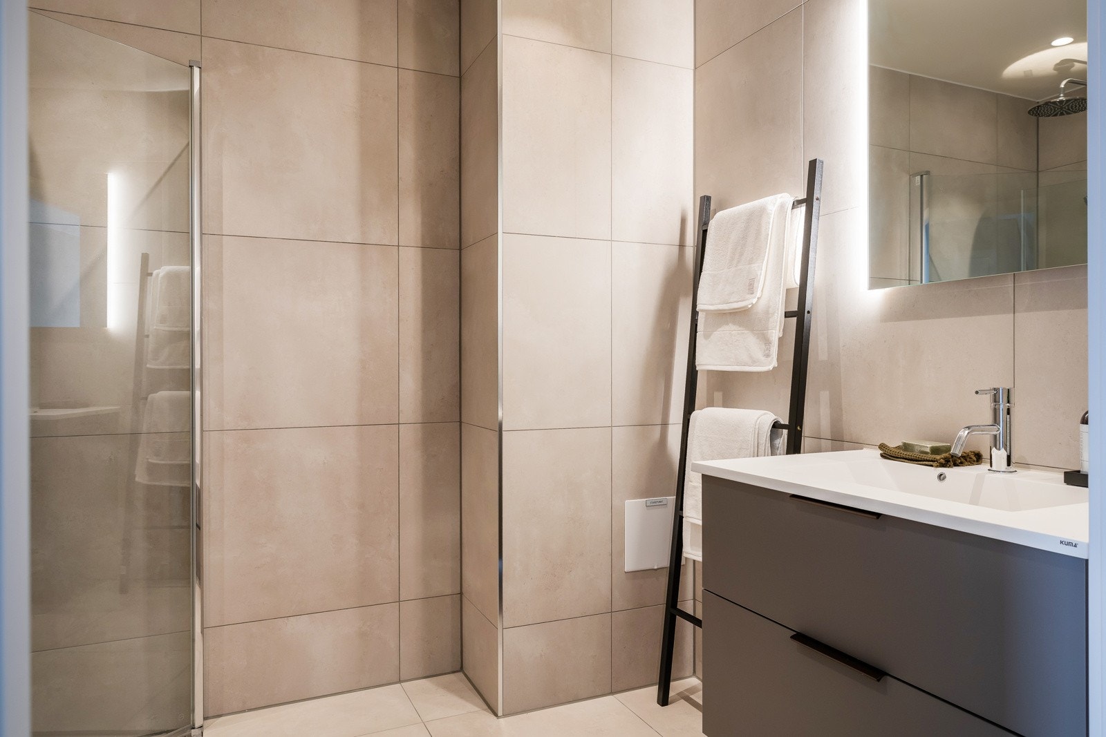 Bad 2. Begged badene har elektrisk varme i gulvene. Foto fra Ullveien 60. Galleribilde