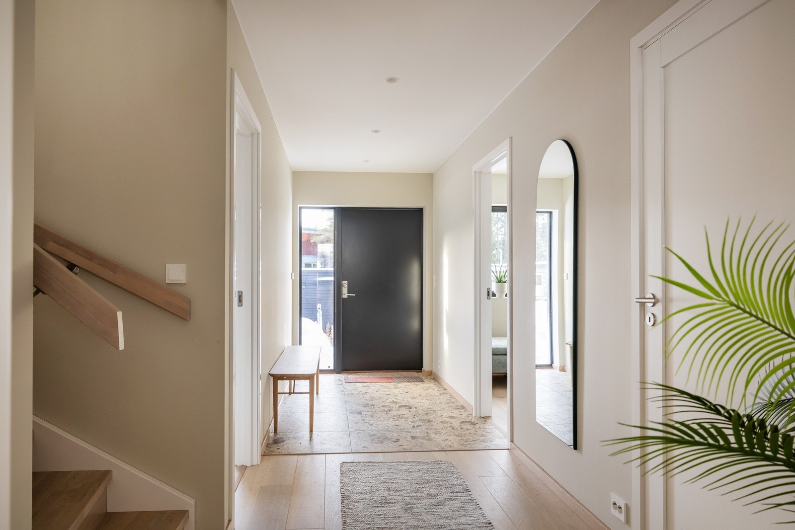 Entreen er flislagt med vannboren varme under. Her er det plass for fine oppbevaringsløsninger. Foto fra Ullveien 60. Galleribilde