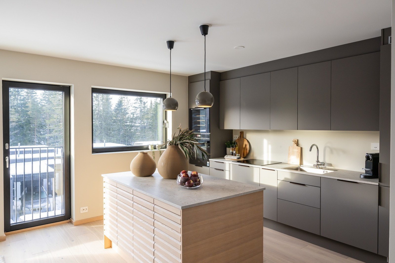 Fra kjøkkenbordet har du fin utsikt uten innsyn, foto fra Ullveien 60 / rekkehus 1017 - Boligene er helt nye så her har ingen bodd før deg. Galleribilde