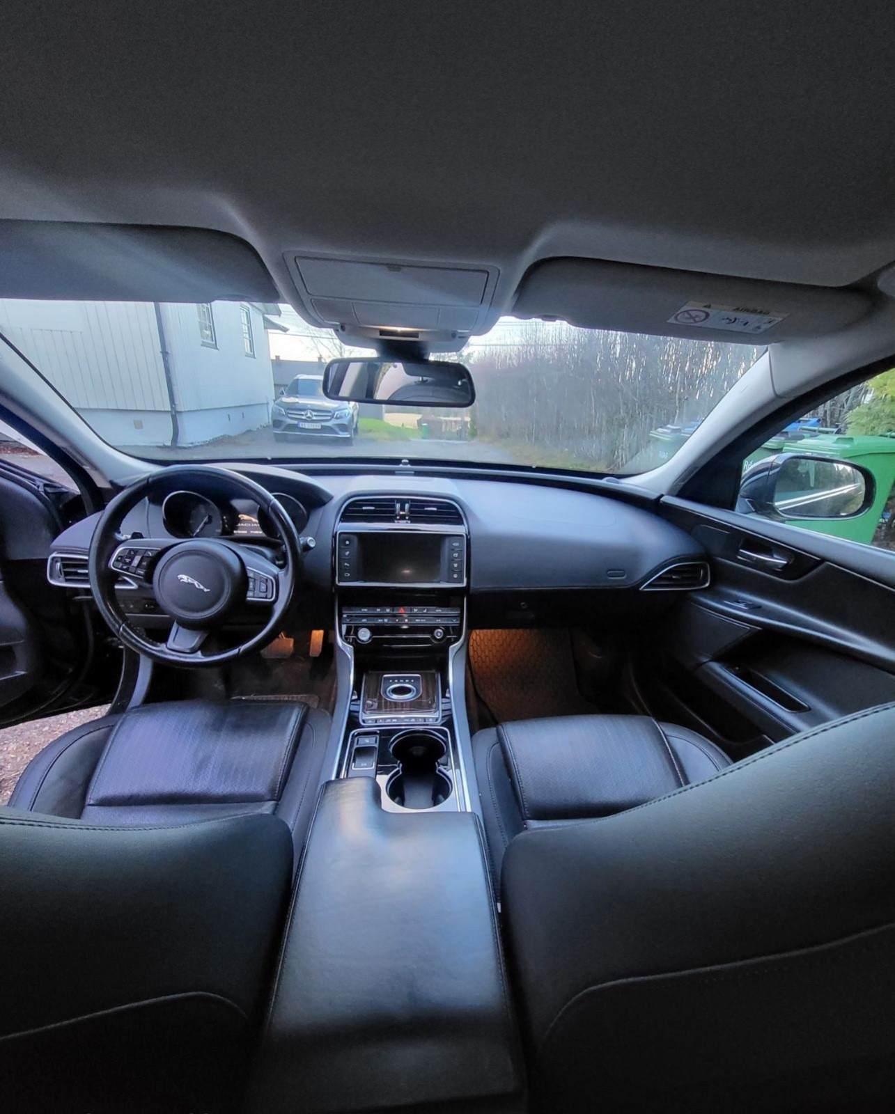 Jaguar XE Jaguar XE 163hk Skinn|Webasto|Kamera|Navi 2