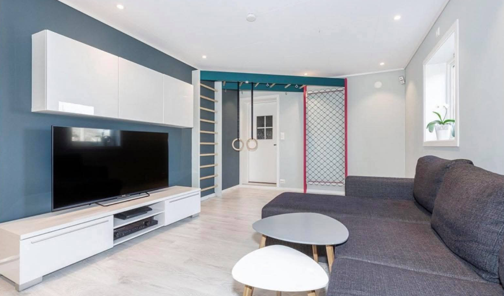 Stue m utgangsdør til utebod Galleribilde