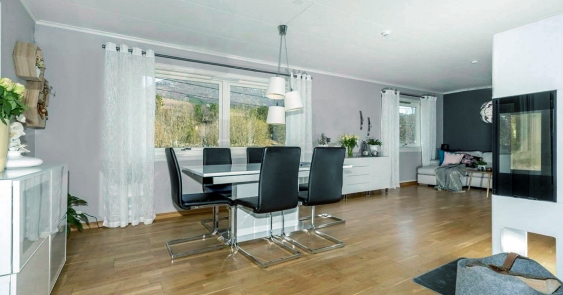 Spisebord mellom stue- og kjøkkenareal m ildsted Galleribilde