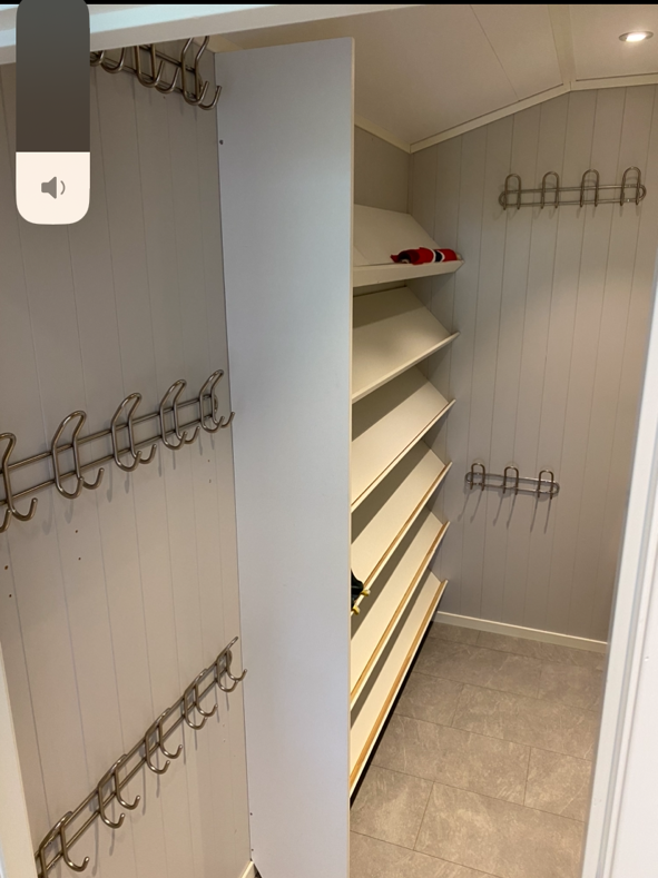 Detalj fra garderobe i hovedetasje Galleribilde