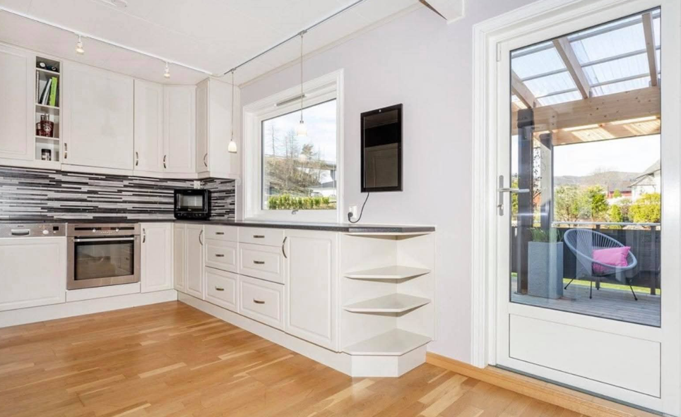 Dør fra kjøkken/stue til veranda Galleribilde