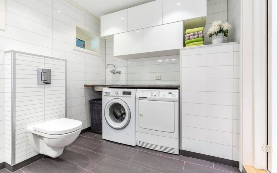 Bad m vaskerom i underetasje, fliser og baderomspanel Galleribilde