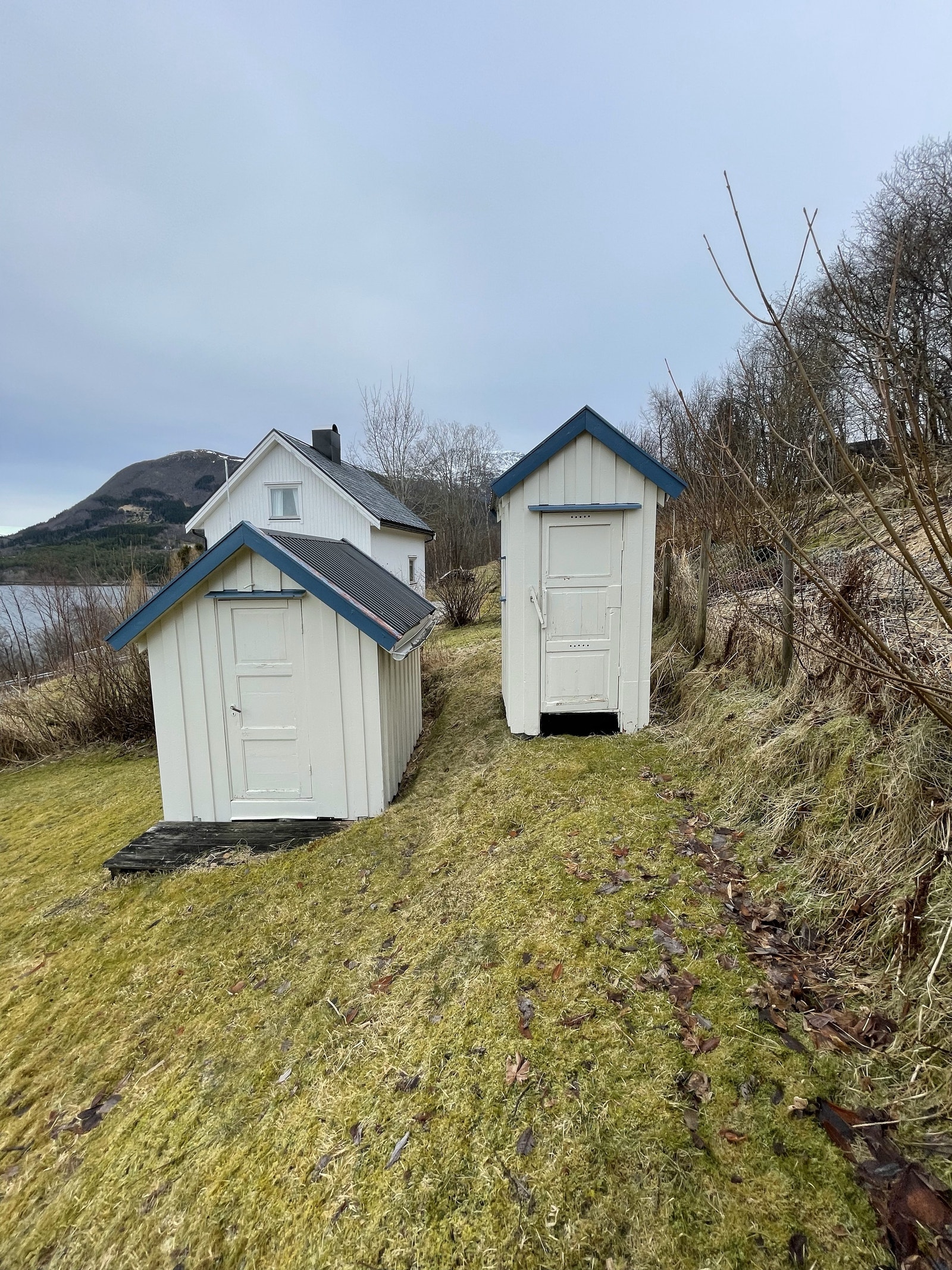 Anneks med plass til 120 cm seng, og utedo. Galleribilde