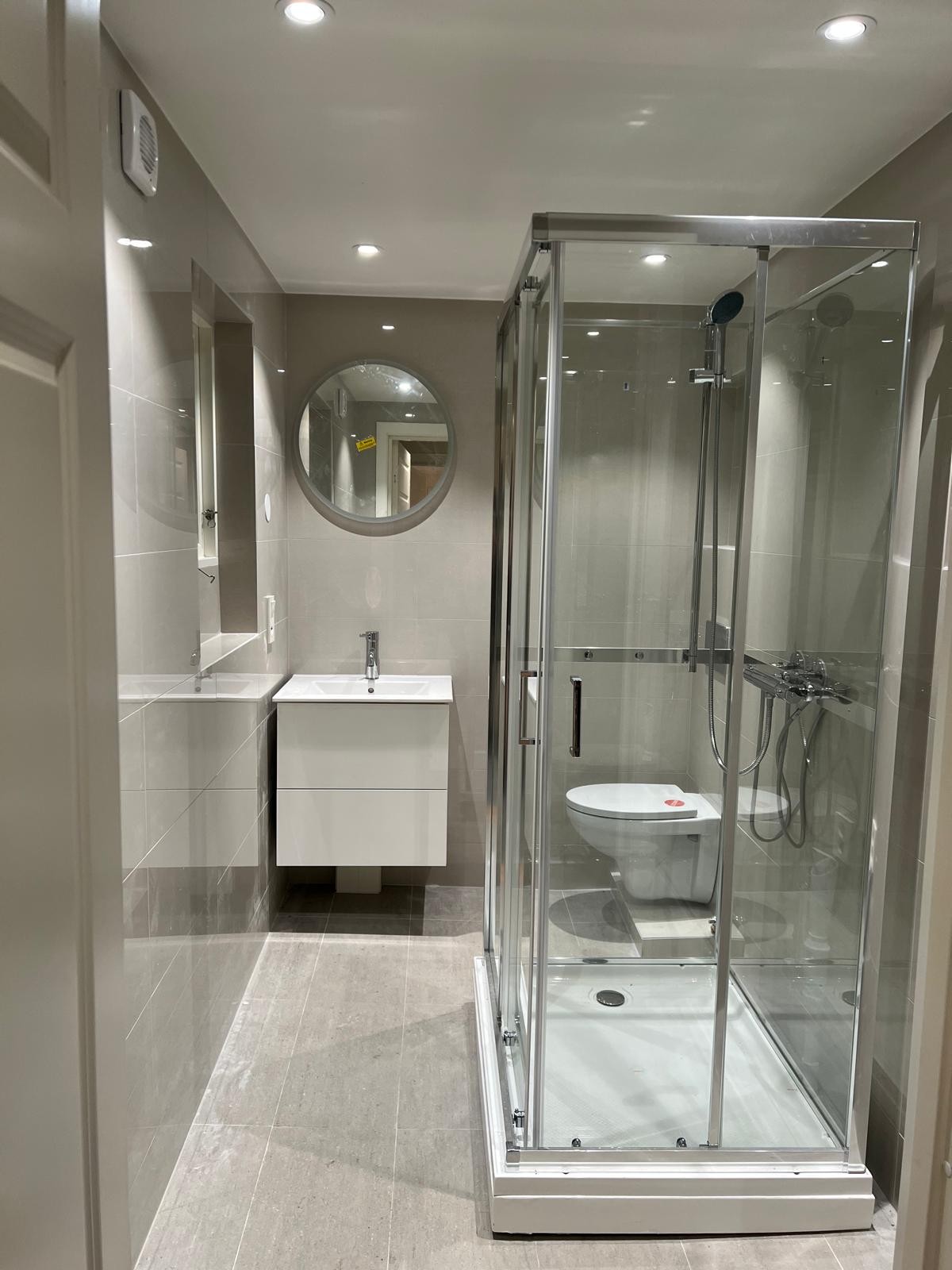 Nytt bad med dusjkabinett Galleribilde