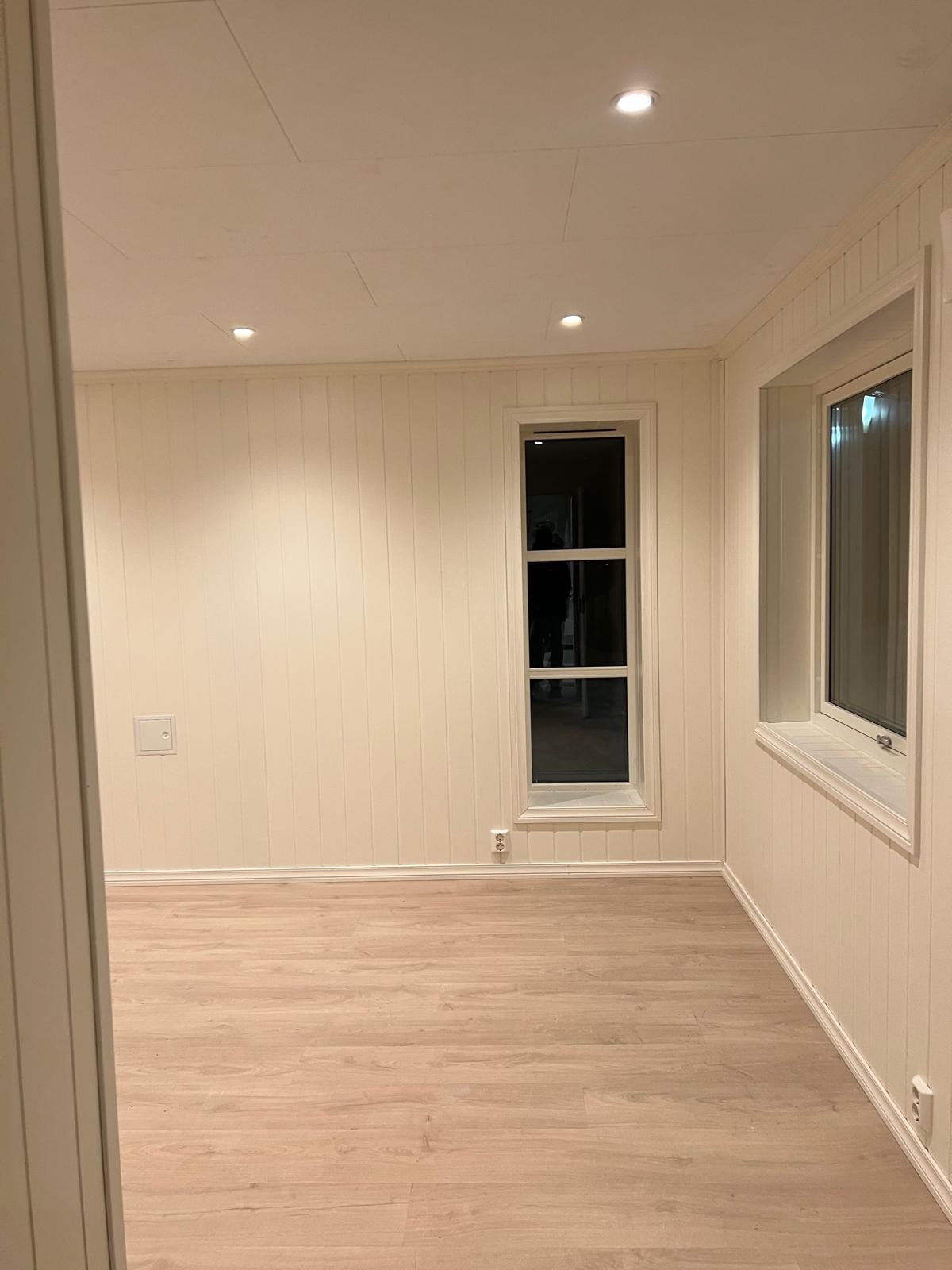 Nytt soverom med stor vindu og downlight Galleribilde