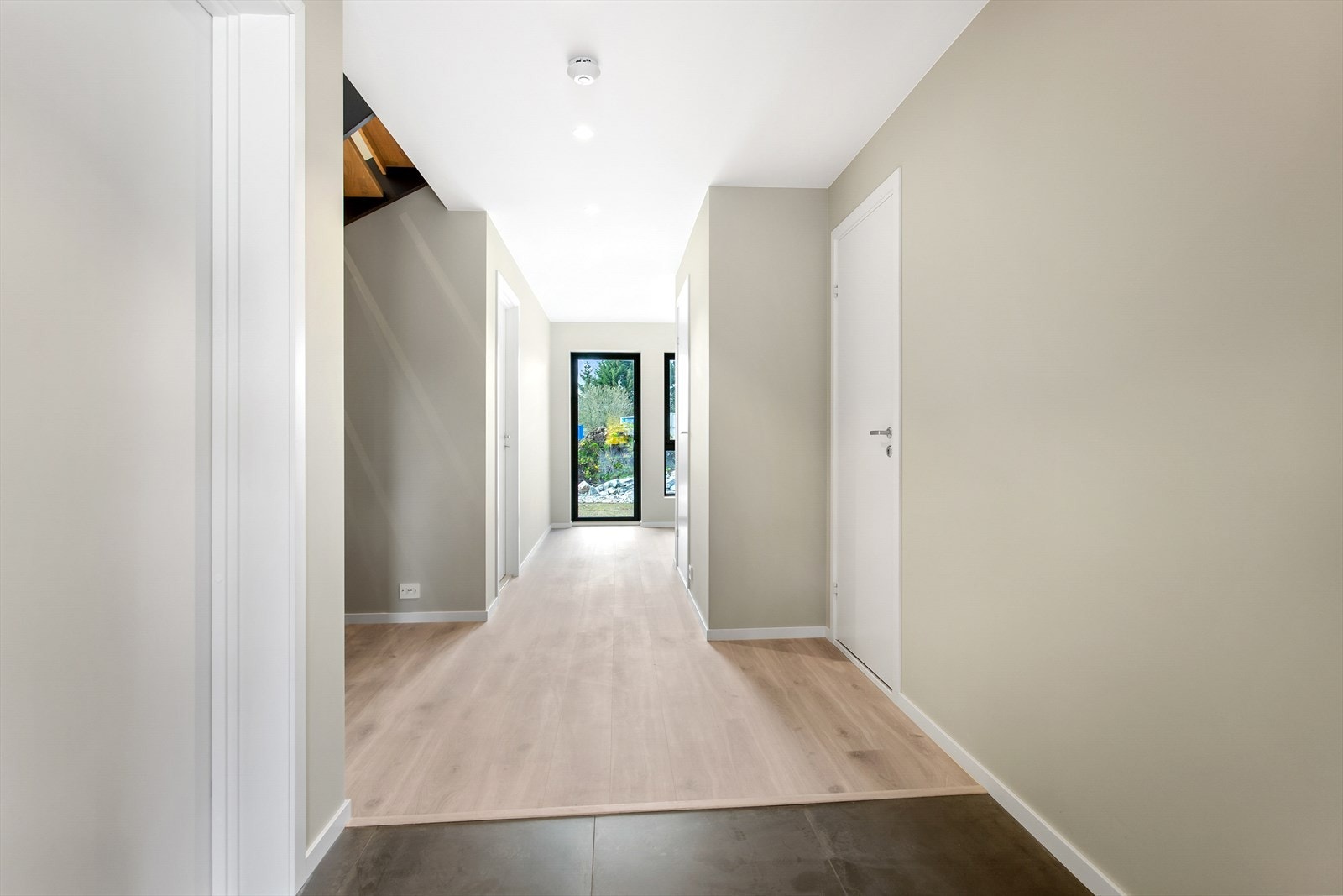 Her har du vaskerom og bad på høyre side, to soverom på venstre side og TV stue rett frem Galleribilde