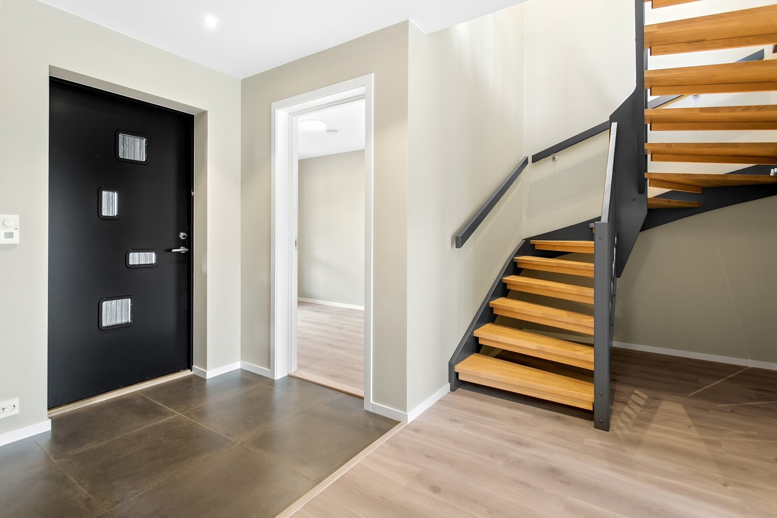 Velkommen inn, ved inngangen er det fliser på gulv med varmekabler Galleribilde