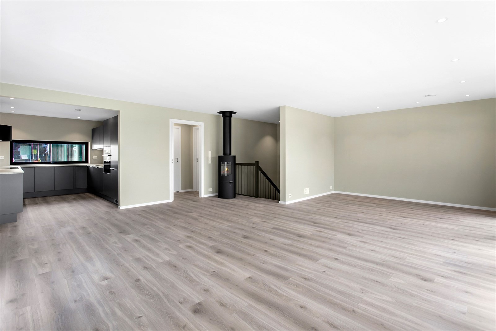 Sigdal kjøkkeninnredning med god skapplass, det er et bad og soverom i bakkant Galleribilde