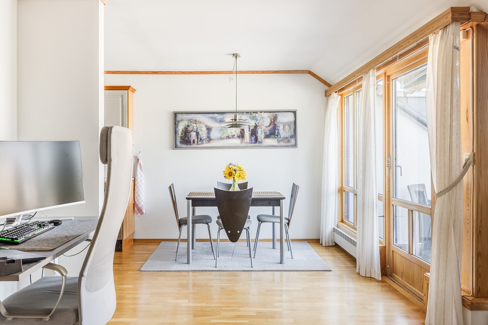 Fra kjøkkenet har du plass til spisebord. Galleribilde