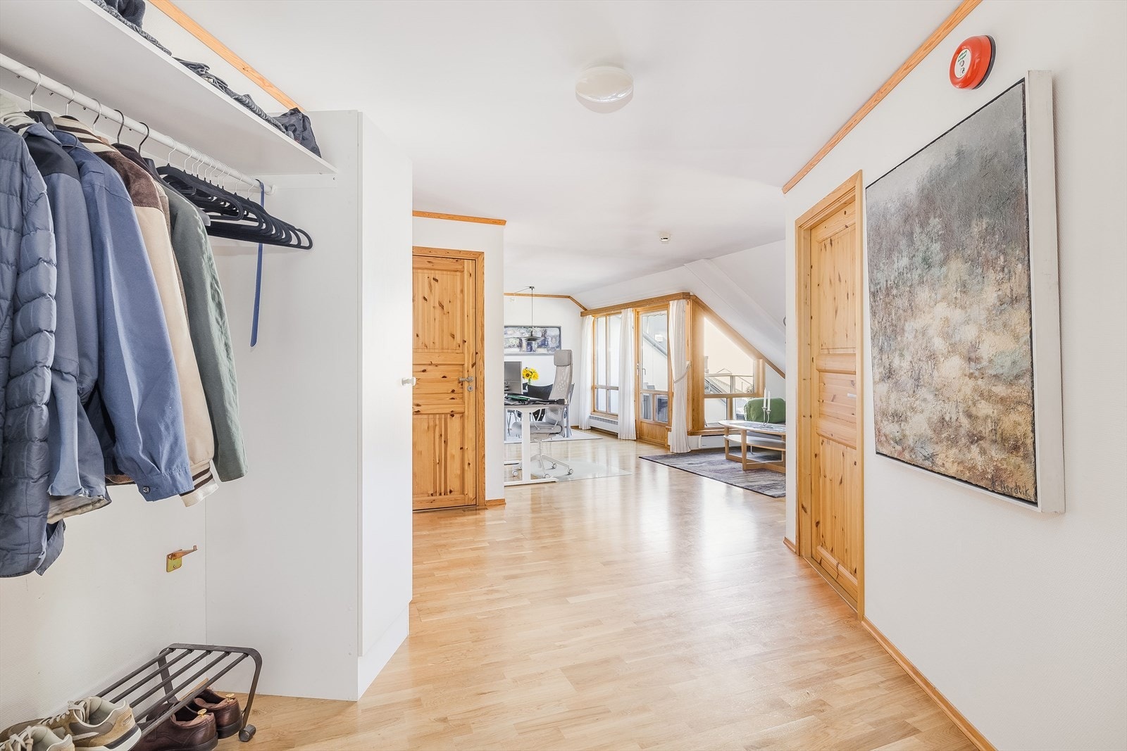 Fra Entréen har du adkomst til begge soverommene, badet og bod. Galleribilde