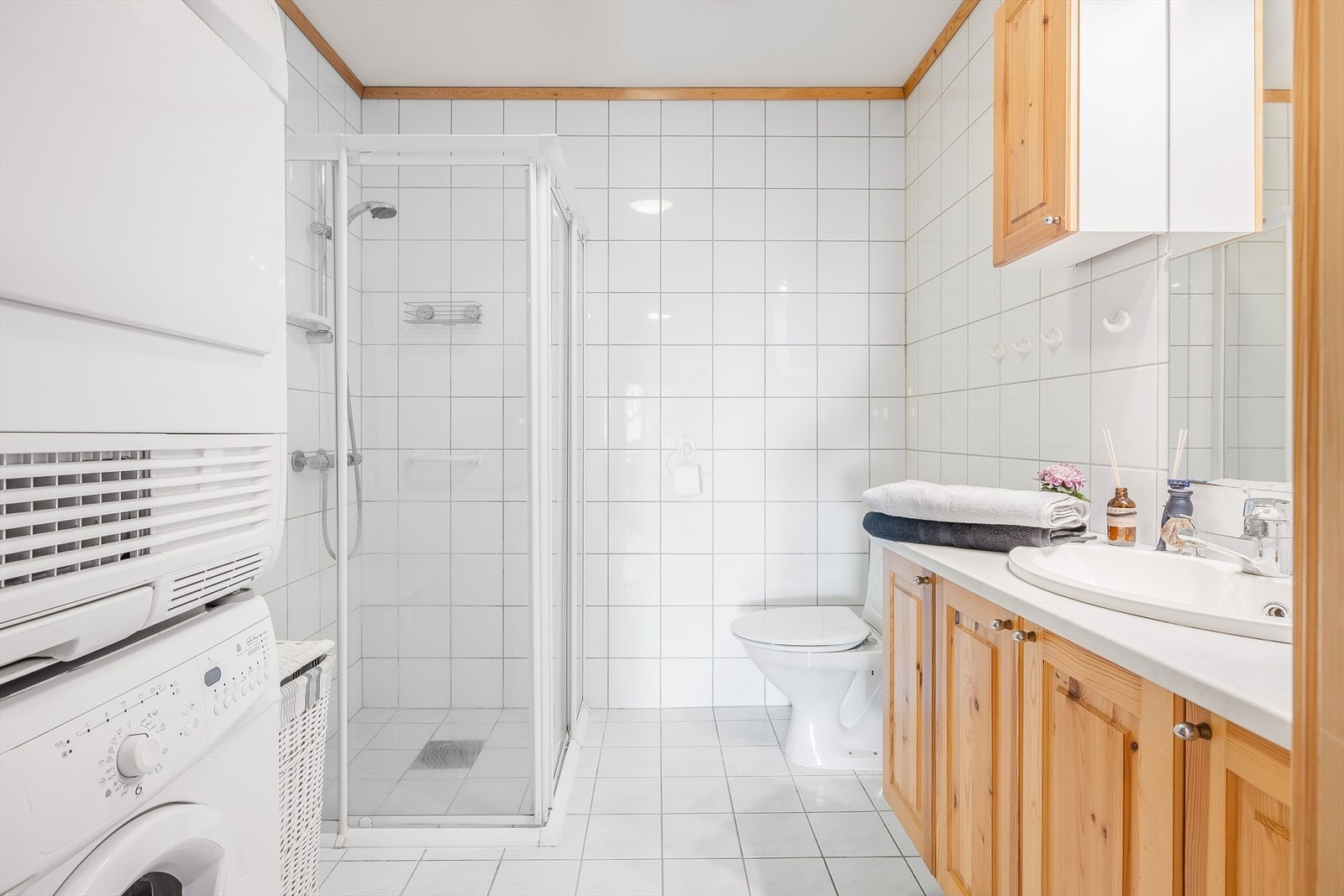 Badet er lyst og velfungerende. Varmekabler i gulvet. Galleribilde