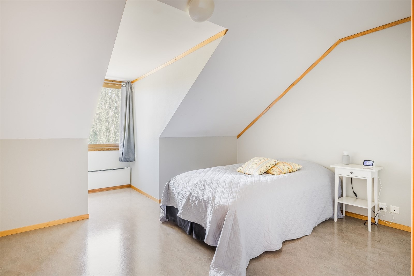 Hovedsoverommet har en god takhøyde og svært god plass til møbler. Galleribilde