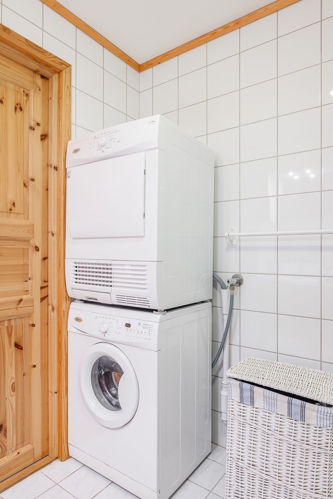 Opplegg til vaskemaskin og tørketrommel på badet. Galleribilde