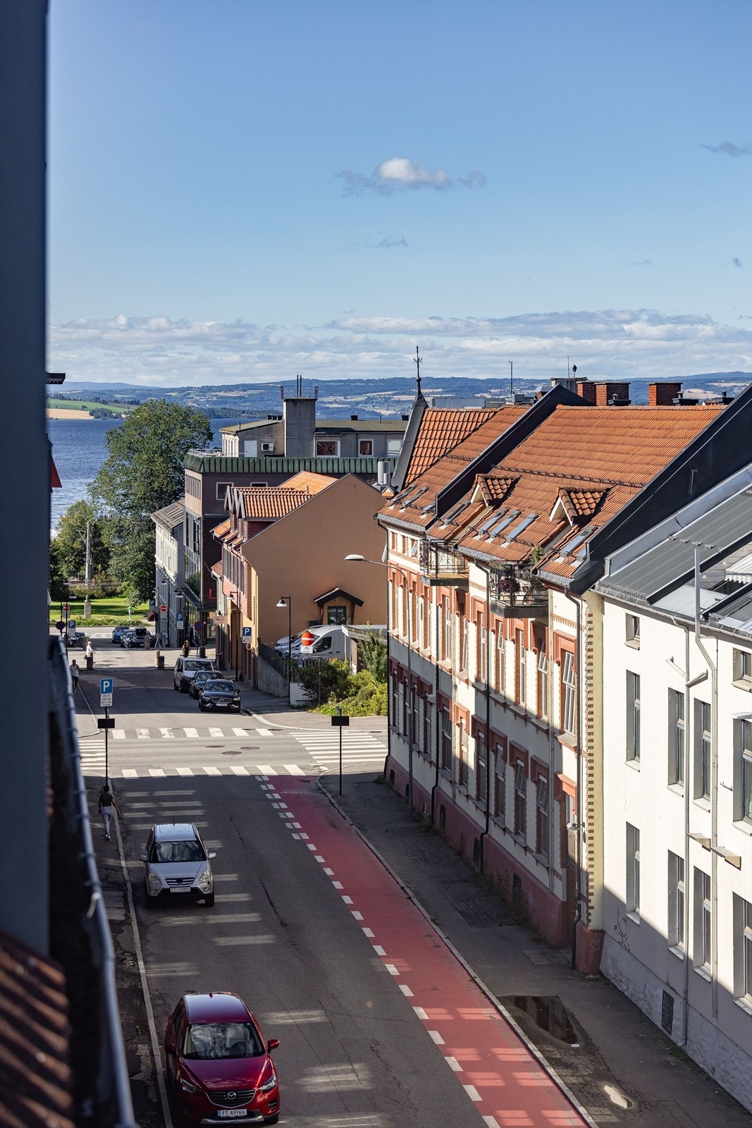 Titter man utfor balkongen kan man glimte Mjøsa. Du går ned på 5 minutter. Galleribilde