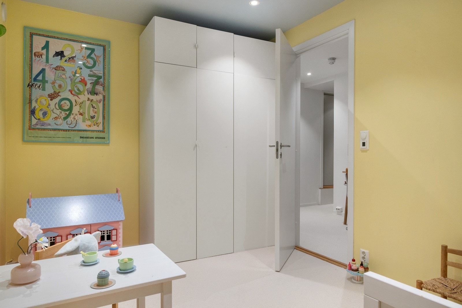 Gode møbleringsmuligheter og vindu som gir mye naturlig lys. Galleribilde