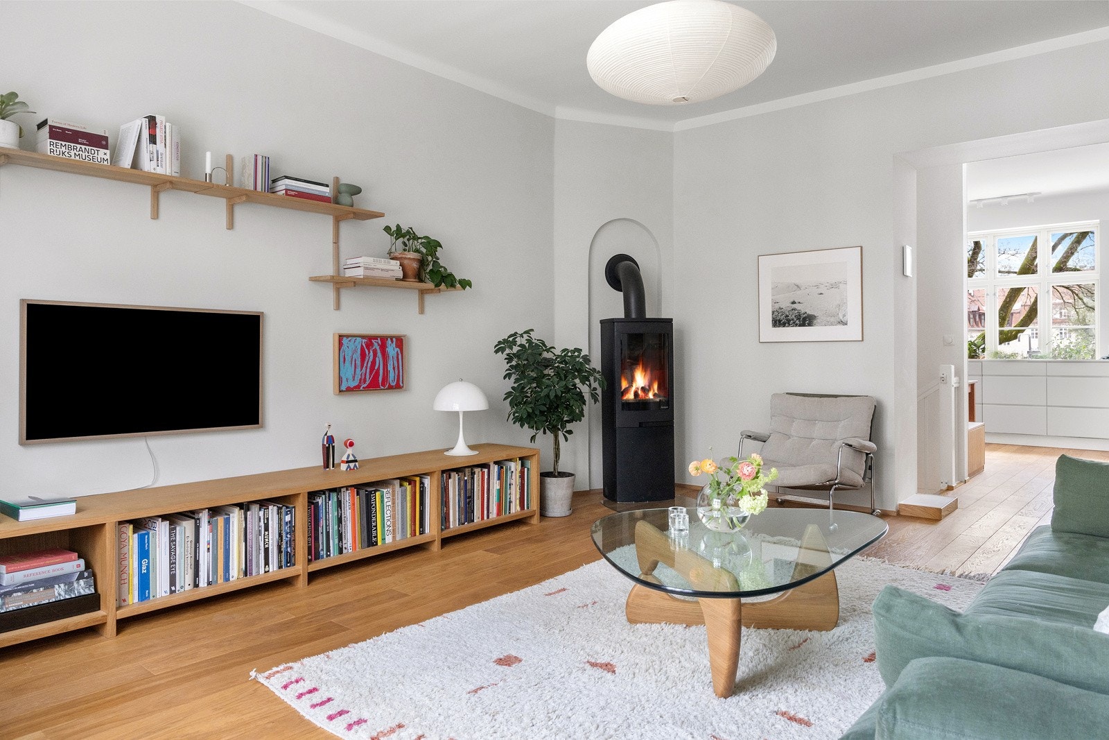 Overflatene i 1. etasje ble malt i 2022, ny parkett med varmefolie i stue, kjøkken, soverom og gang ble også lagt på denne tiden. Galleribilde