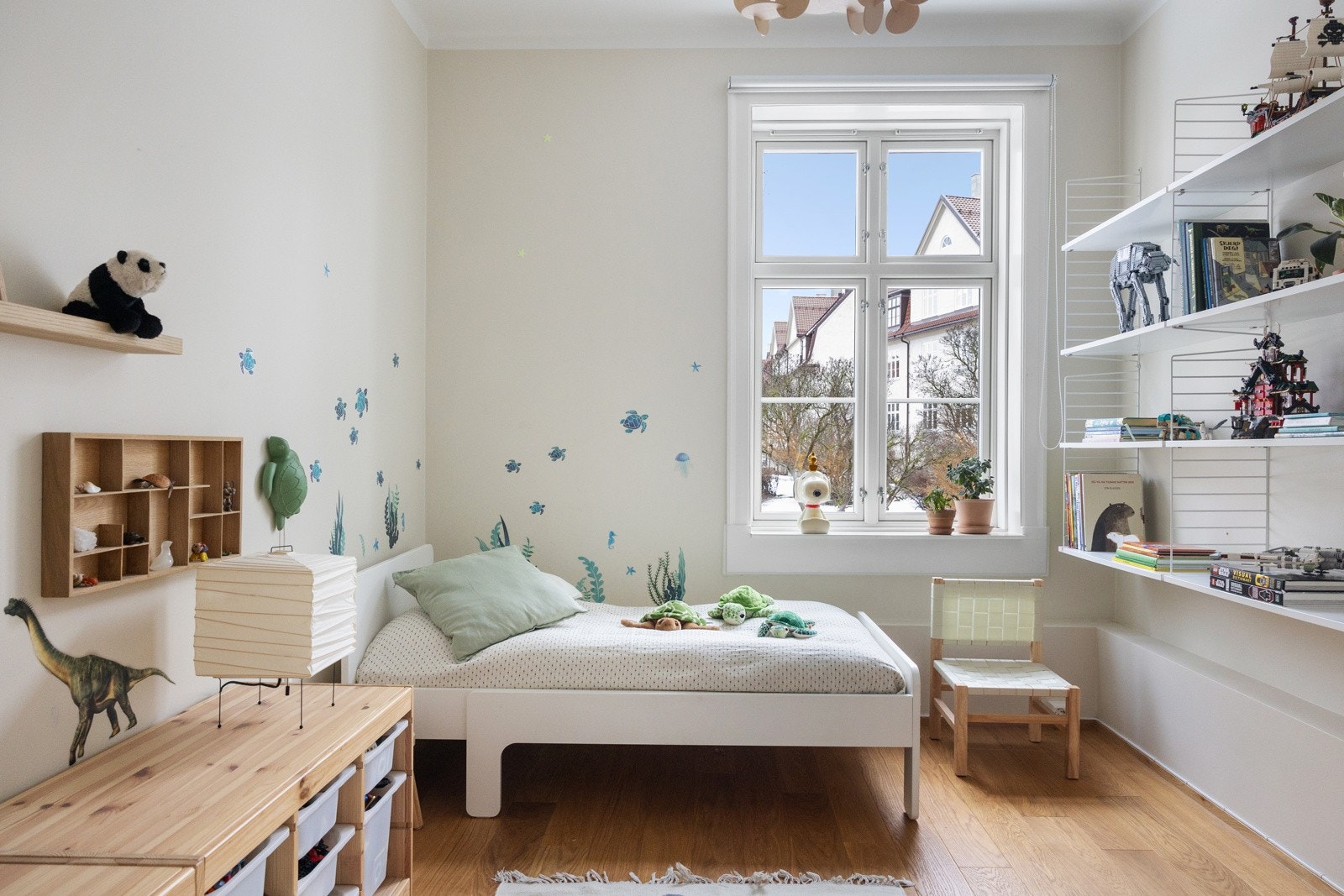 Soverom II er ca. 9 m². Her har du utsyn mot bakgård. Galleribilde