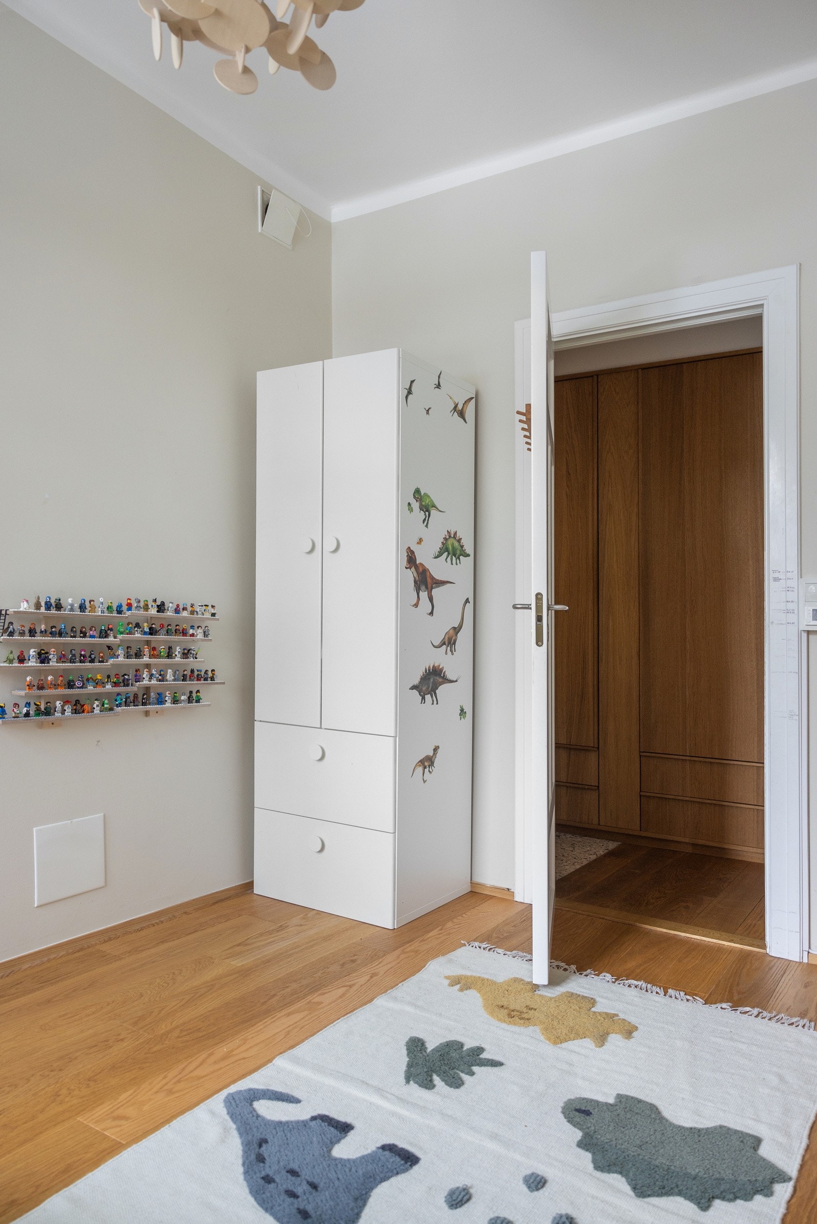 Det er tilstrekkelig plass til en dobbeltseng, skrivebord, hyller og garderobeskap til oppbevaring. Galleribilde