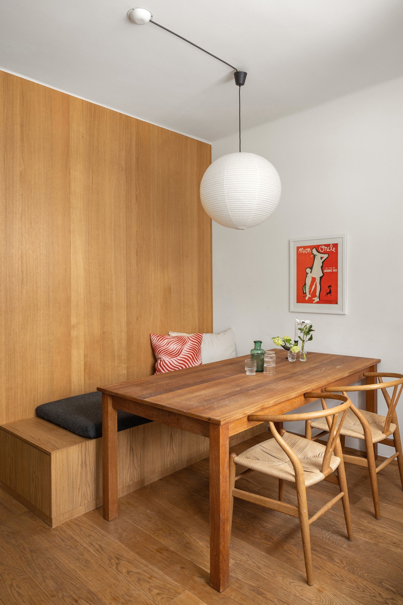 Spiseplassen ble i 2022 oppgradert med en eikeflate på vegg og sittebenk i eik. Den luftige atmostfæren forsterkes av rikelig med naturlig lys fra begge sider i leiligheten. Galleribilde