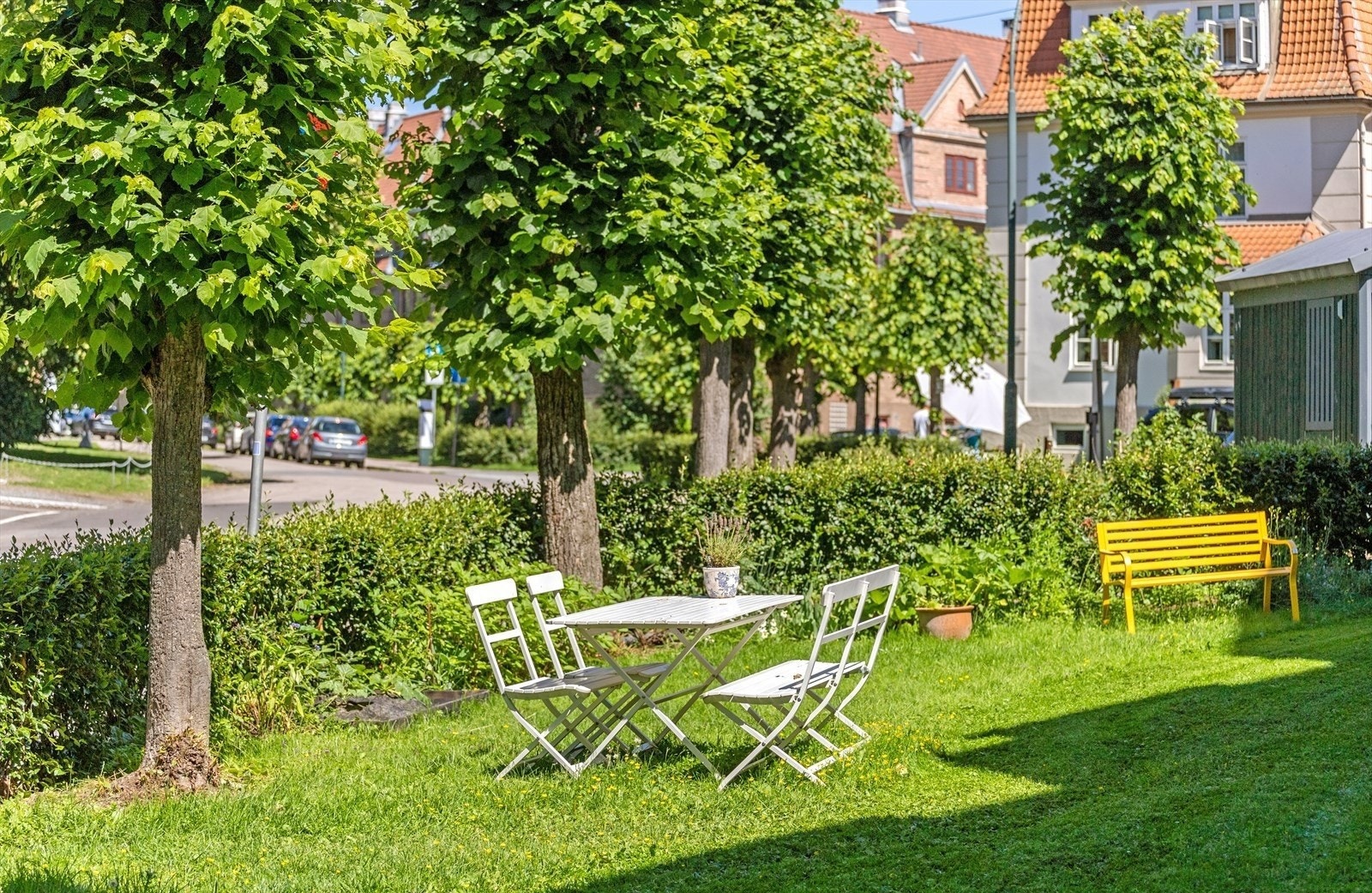 Kvartalet omkranses av frodige forhager. Selgers ord: "Det finnes alltid plass i forhagen, eller rolige hjørner der man kan trekke seg tilbake." Galleribilde