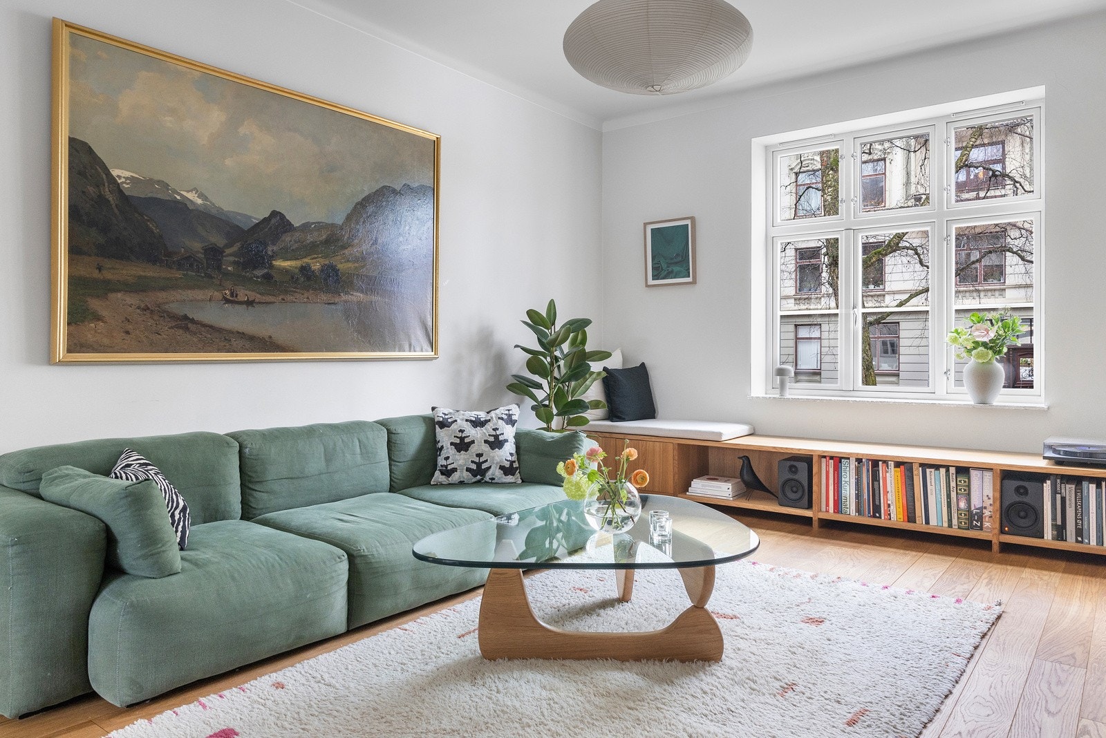 Boligen er stor, lys og gjennomgående, med en fantastisk romfølelse. Leiligheten har blitt vesentlig oppusset siden 2018. Galleribilde