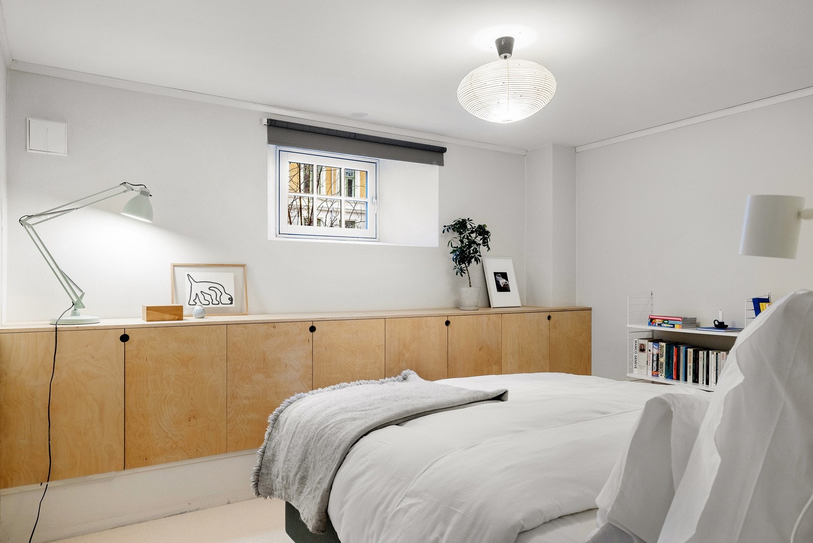 Hovedsoverommet er ca. 11 m² og har spesialtilpassede oppbevaringsløsninger. Vinduet gir godt med naturlig lys. Galleribilde