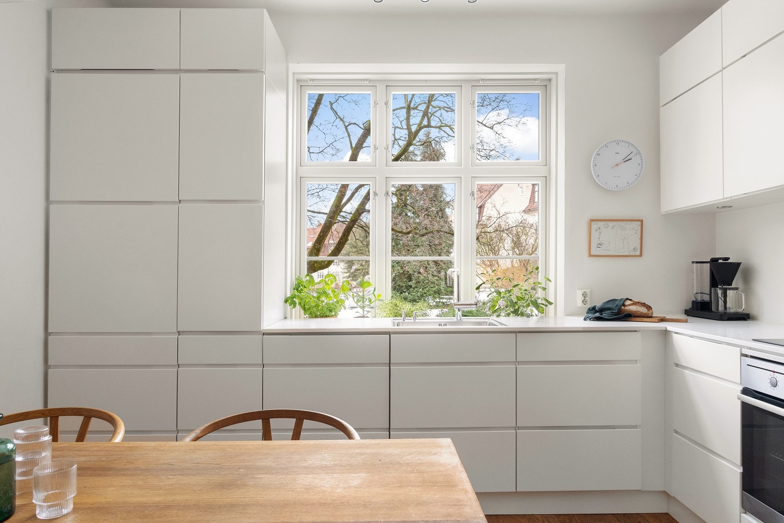 Kjøkkenet er designet for å optimalisere rommet, med spesialtilpassede skap fra gulv til himling. Galleribilde