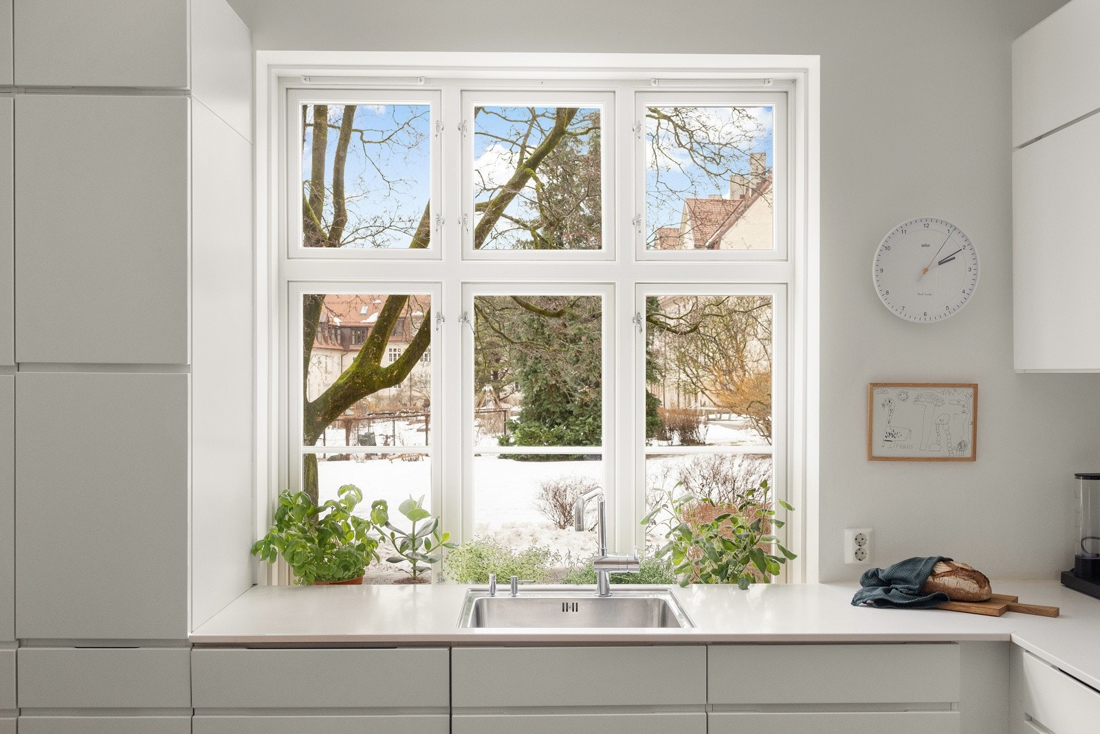 Selgers ord: "De store gressplenene foran vinduene skaper en grønn ramme rundt hjemmet og gir god avstand til omgivelsene, mens kjøkkenvinduet har en utsikt vi aldri blir lei av." Galleribilde